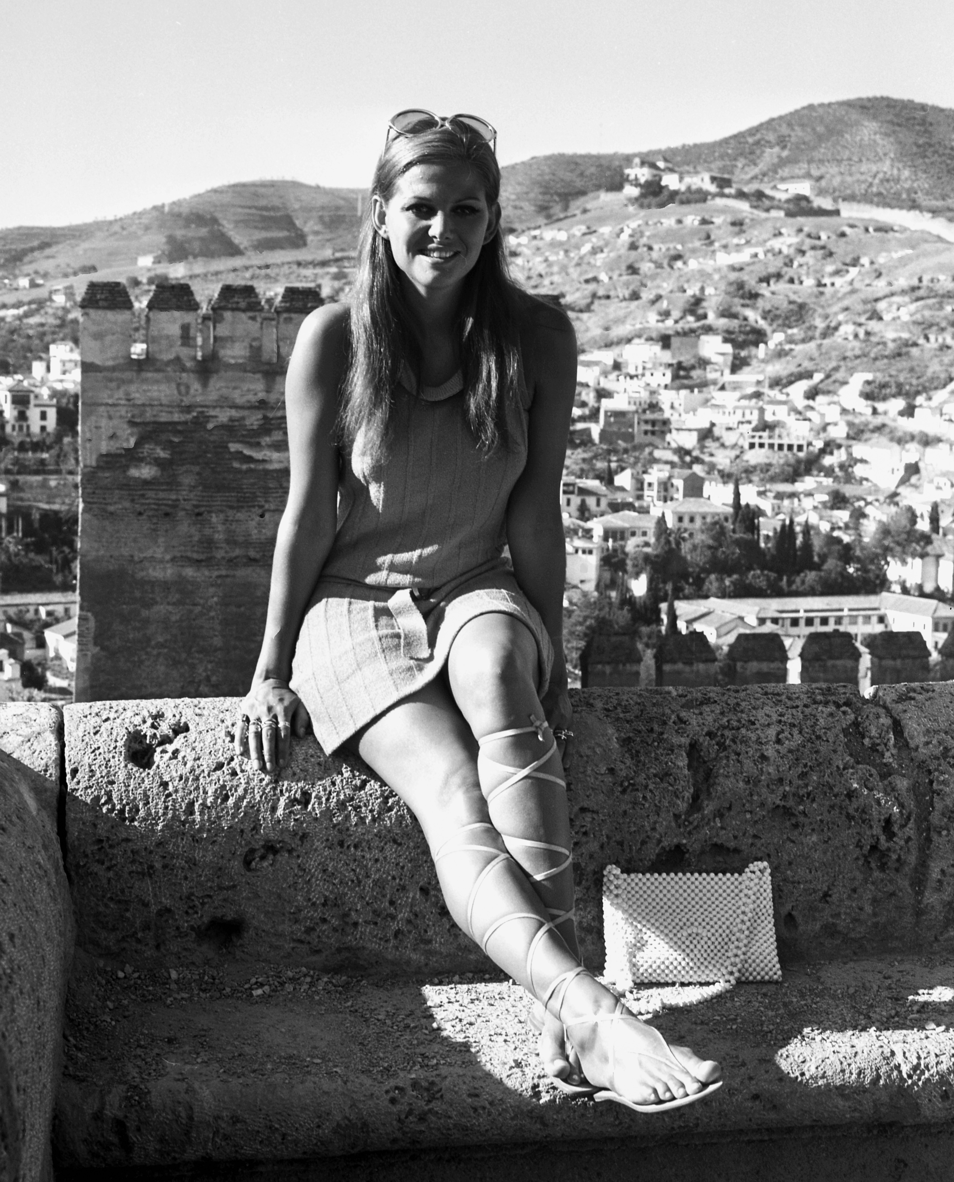 Claudia Cardinale bei einem Besuch in der Alhambra am 1. Januar 1968 in Granada, Spanien. | Quelle: Getty Images