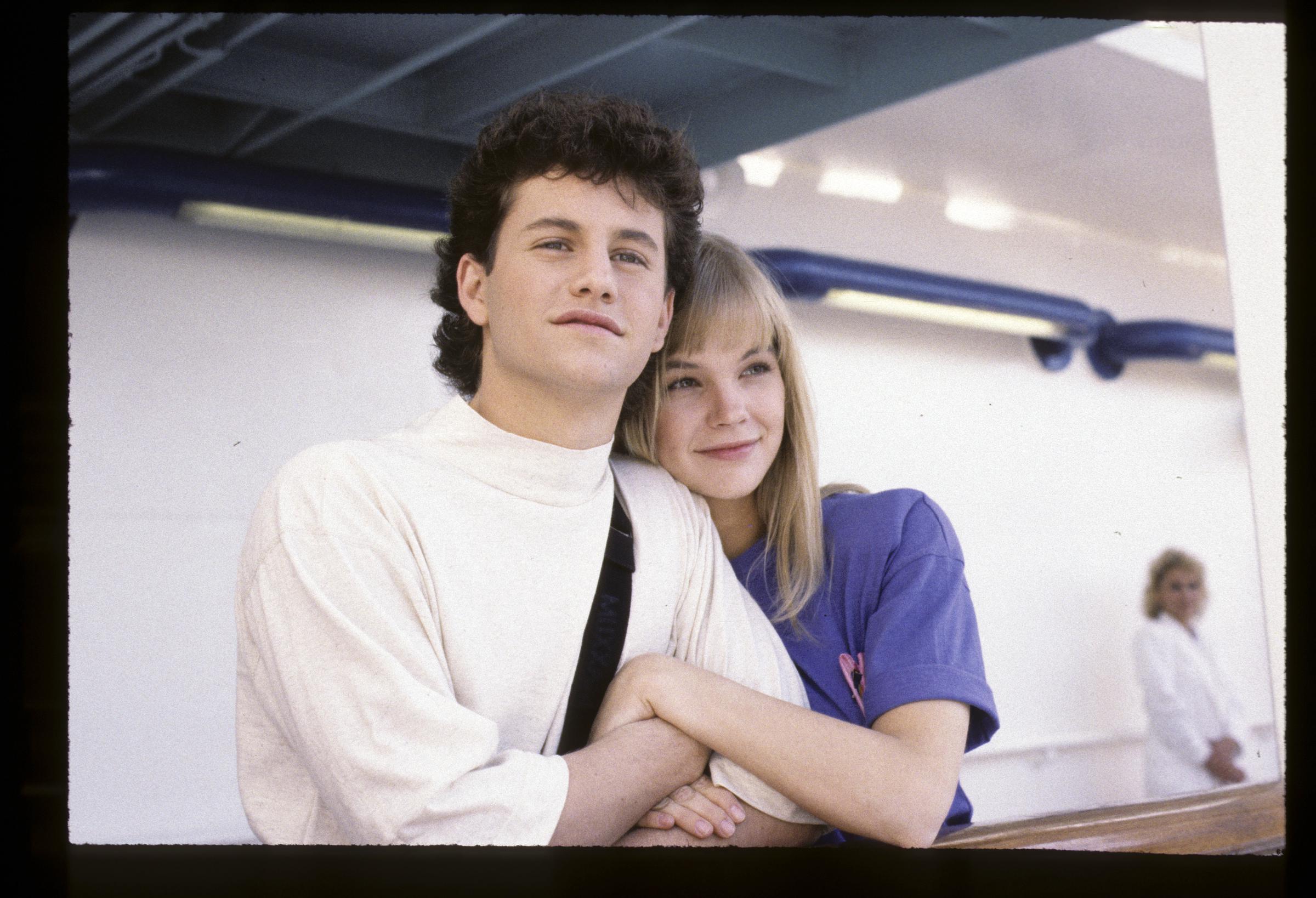 Julie McCullough und Kirk Cameron bei "Growing Pains" im Jahr 1989 | Quelle: Getty Images