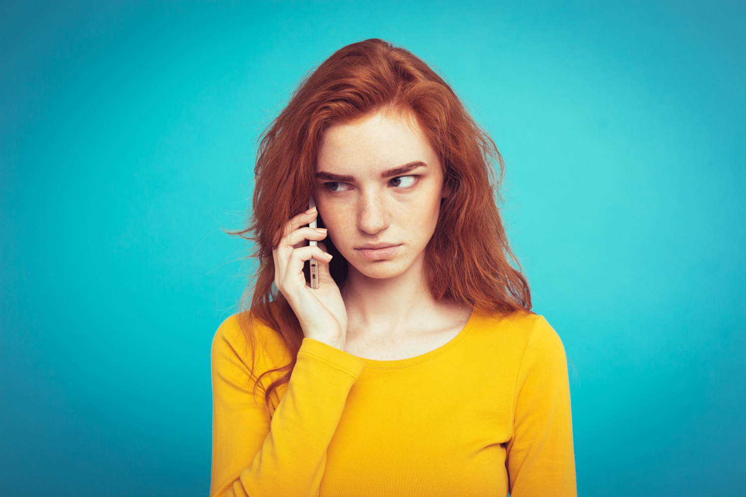 Eine verzweifelte junge Frau, die telefoniert | Quelle: Freepik