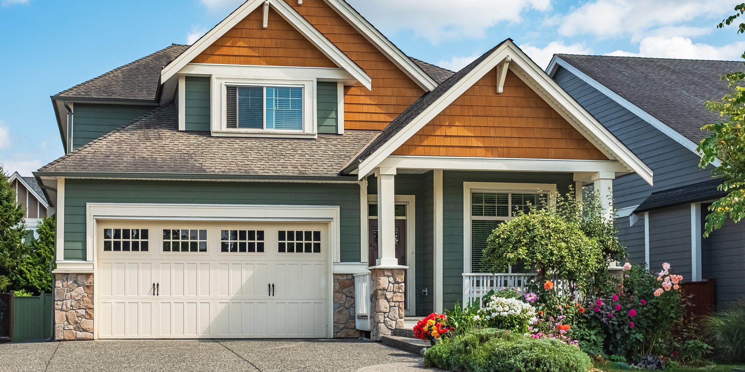 Ein kleines Haus mit einer Garage | Quelle: Shutterstock