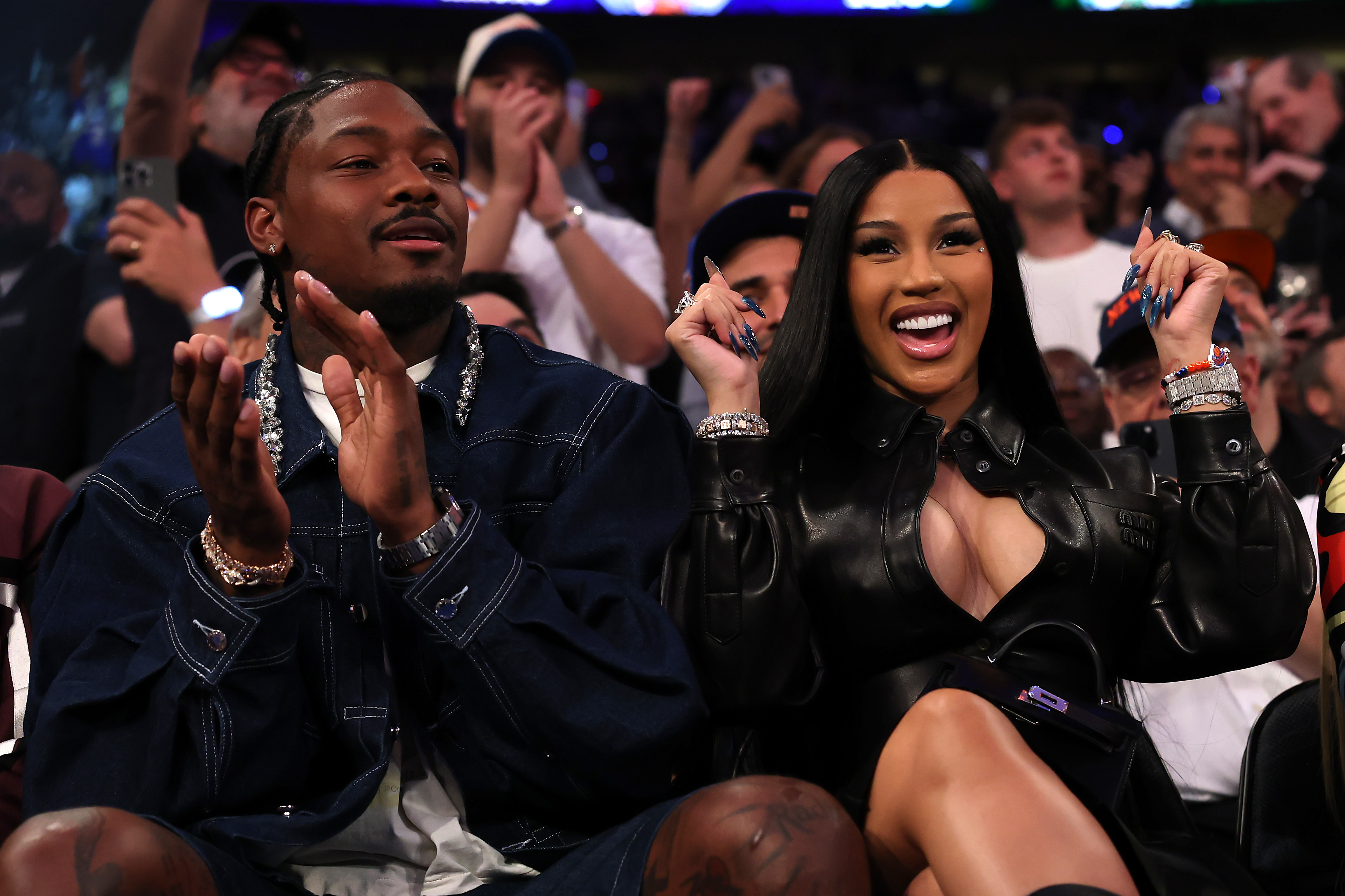 Stefon Diggs und die Rapperin Cardi B am Spielfeldrand während des ersten Viertels des vierten Spiels der zweiten Runde der Eastern Conference NBA Playoffs zwischen den Boston Celtics und den New York Knicks im Madison Square Garden am 12. Mai 2025 in New York City | Quelle: Getty Images