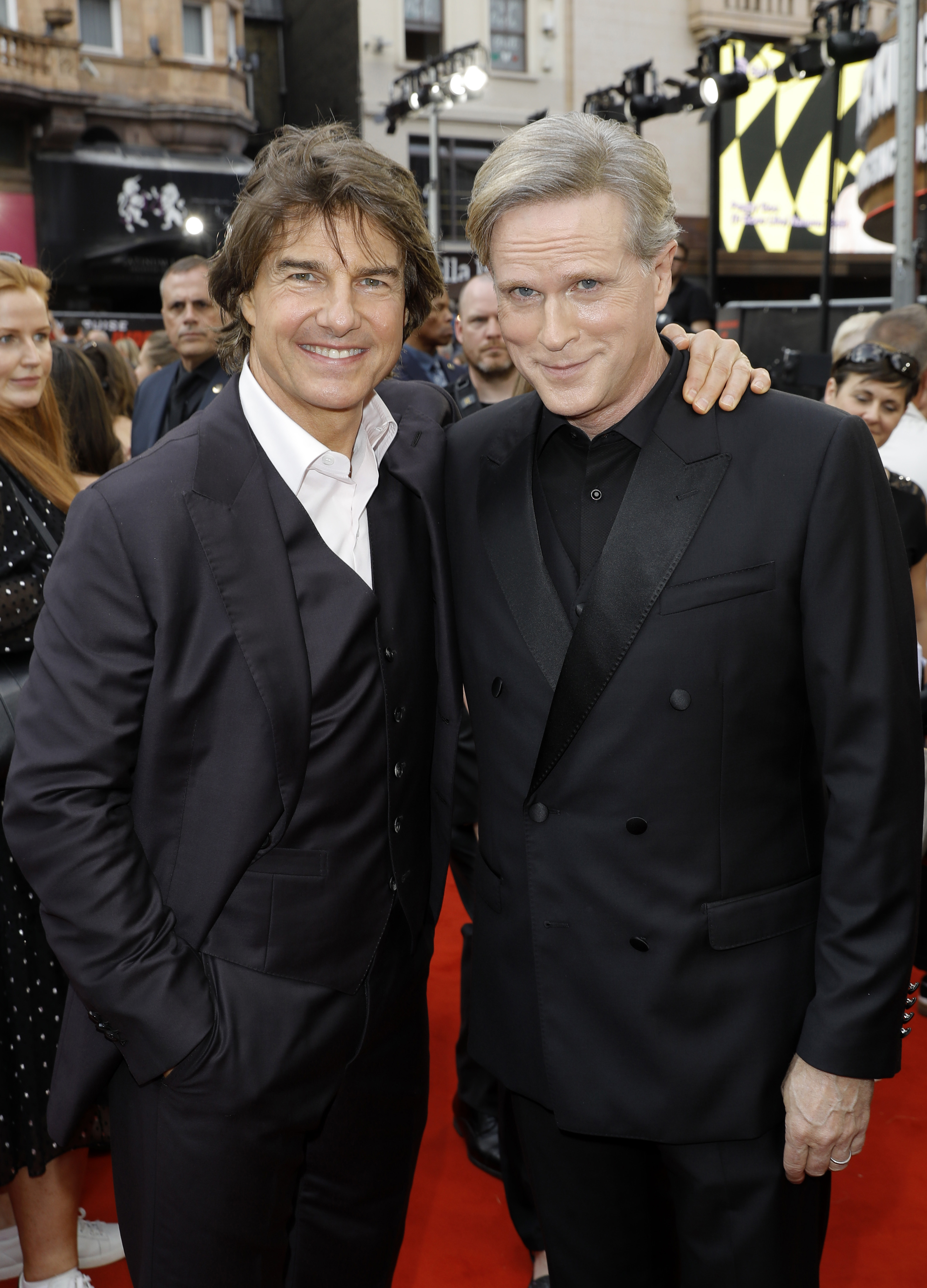Tom Cruise und Cary Elwes bei der britischen Premiere von "Mission: Impossible - Dead Reckoning Part One" am 22. Juni 2023 in London, England | Quelle: Getty Images