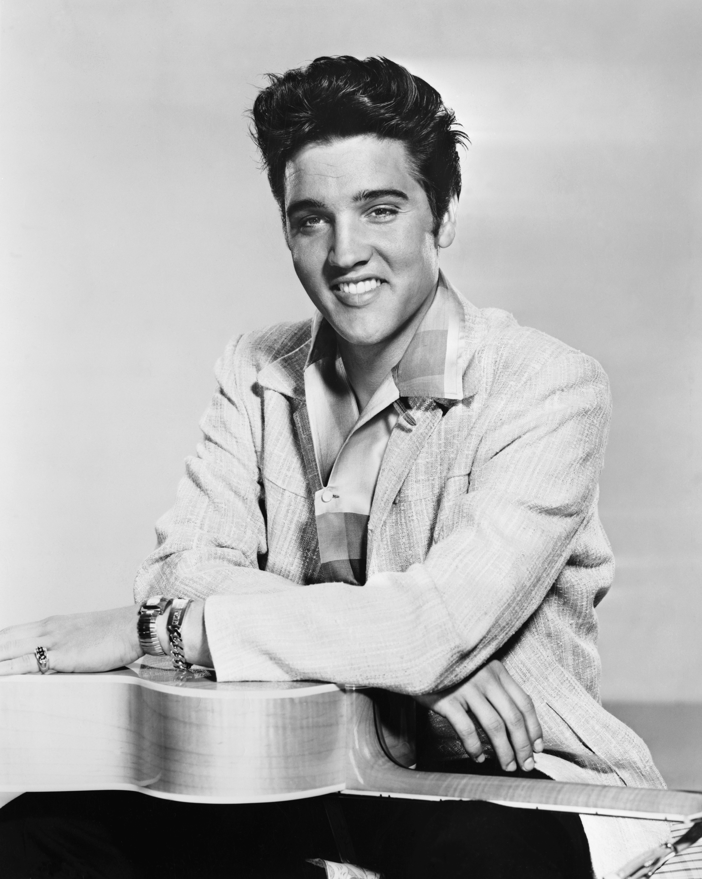 Elvis Presley posiert auf einem Werbeporträt für den Film "Jailhouse Rock" am 1. Januar 1957. | Quelle: Getty Images