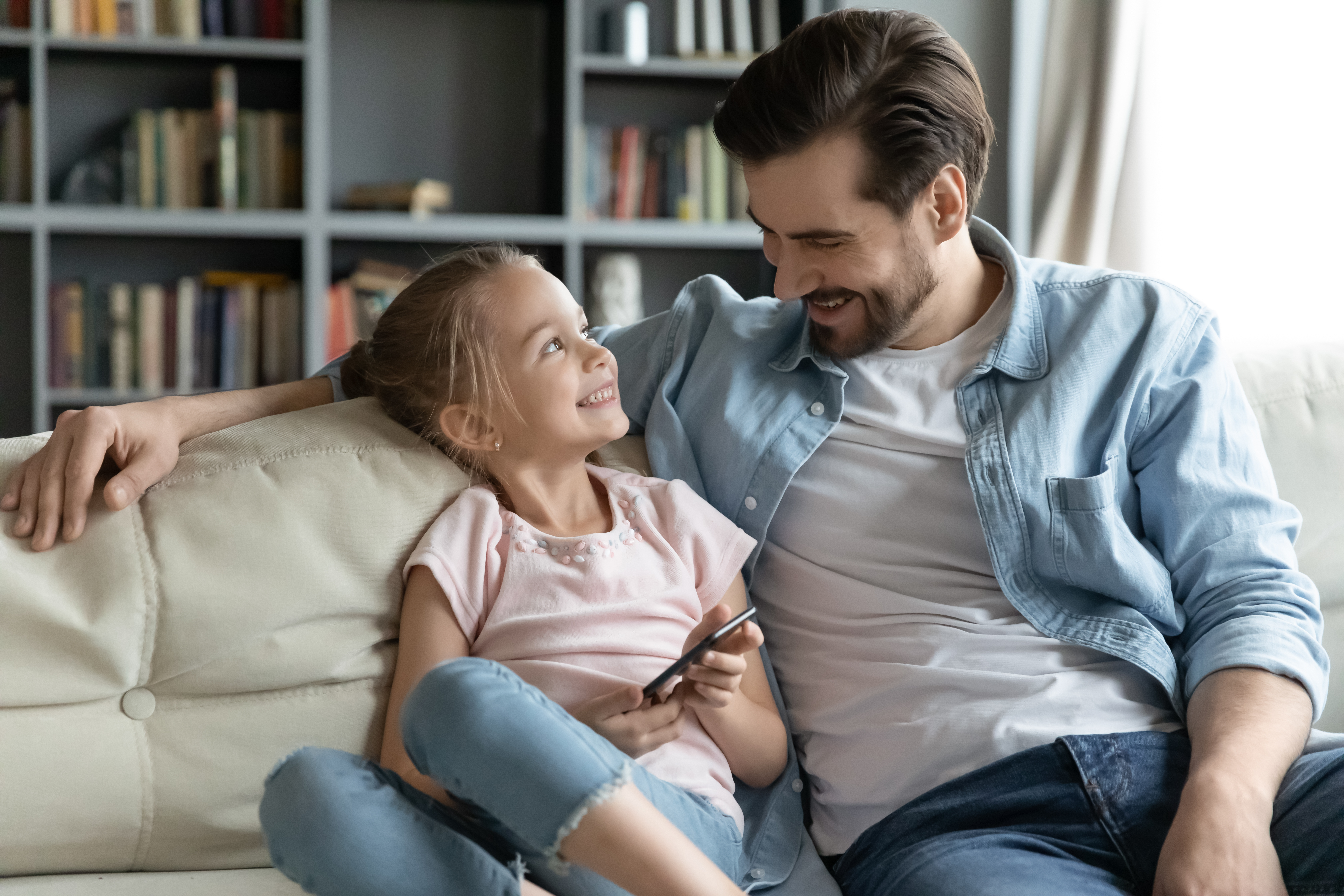 Ein Vater verbringt Zeit mit seiner kleinen Tochter | Quelle: Shutterstock