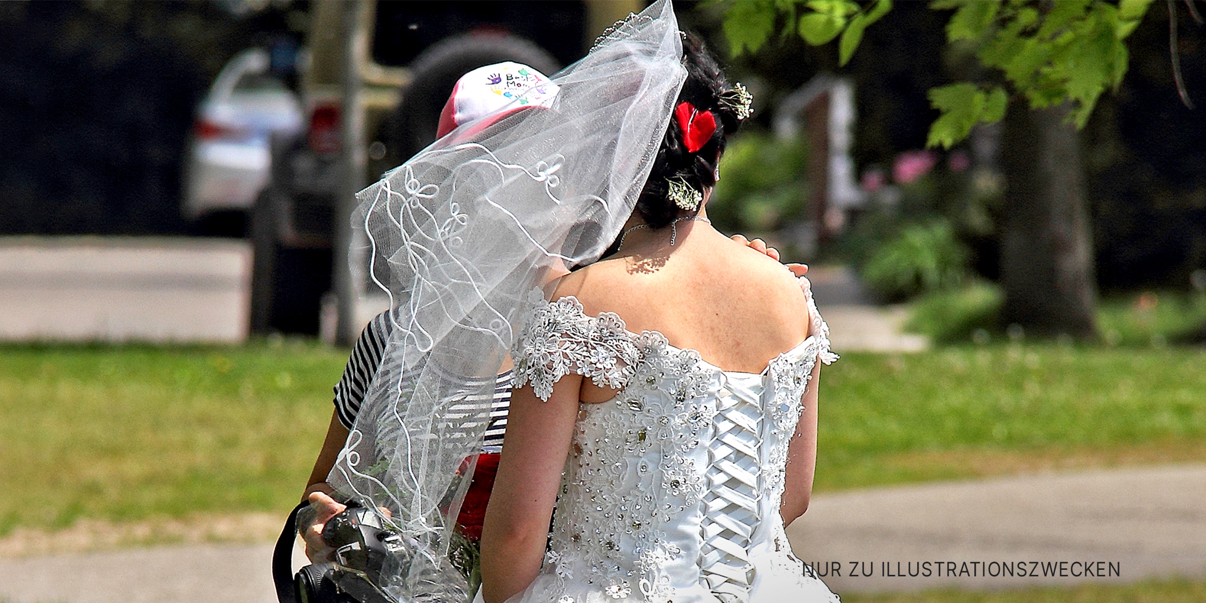 Rückenansicht einer im Freien stehenden Braut | Quelle: flickr.com/sue90ca/CC BY-ND 2.0