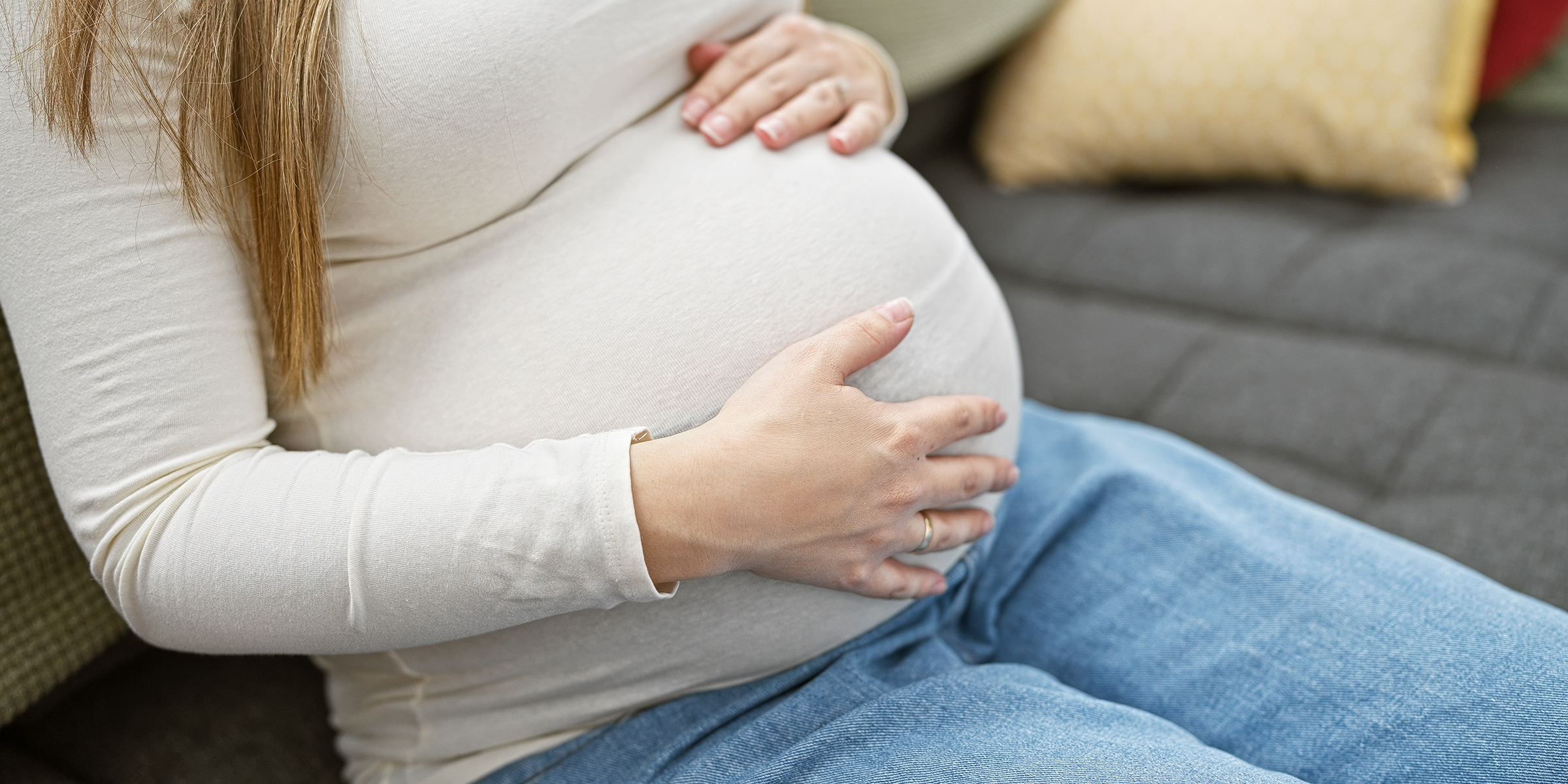 Eine schwangere Frau, die ihren Bauch hält | Quelle: Shutterstock