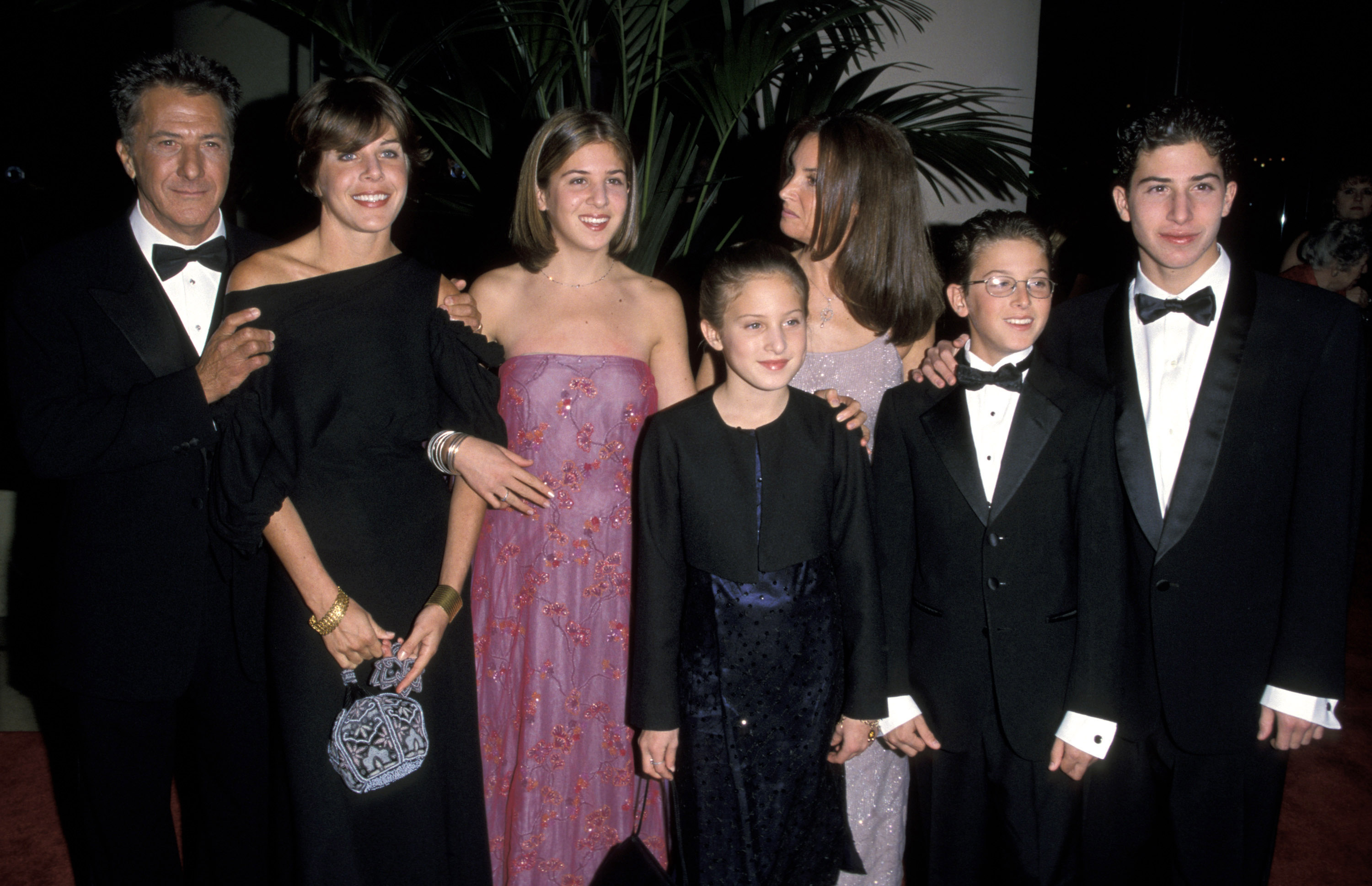 Die Frau, der Schauspieler und ihre Kinder während der Verleihung des American Film Institute Honors Dustin Hoffman with Life Achievement Award in Beverly Hills, Kalifornien am 18. Februar 1999. | Quelle: Getty Images
