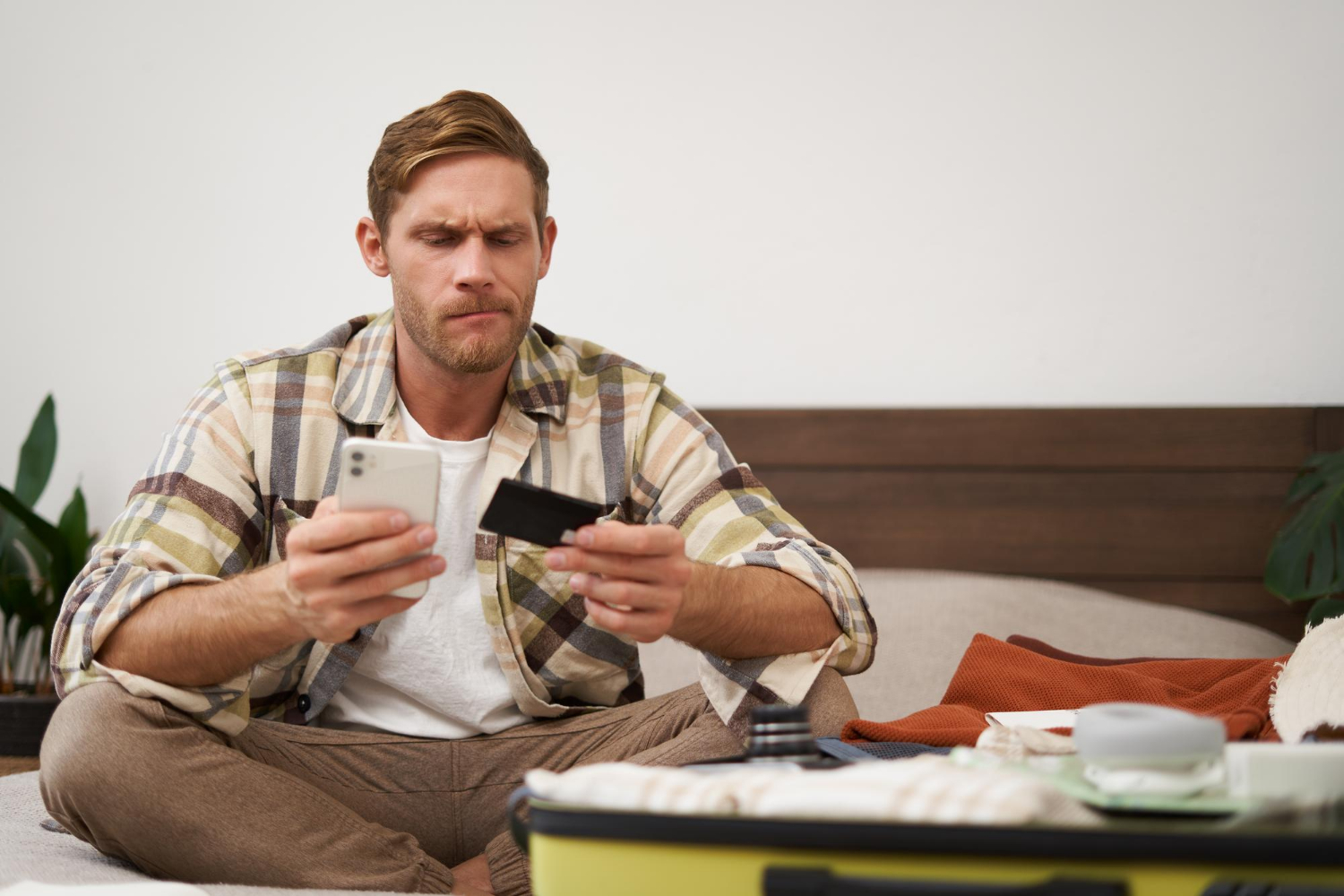 Ein frustrierter Mann hält sein Telefon | Quelle: Freepik