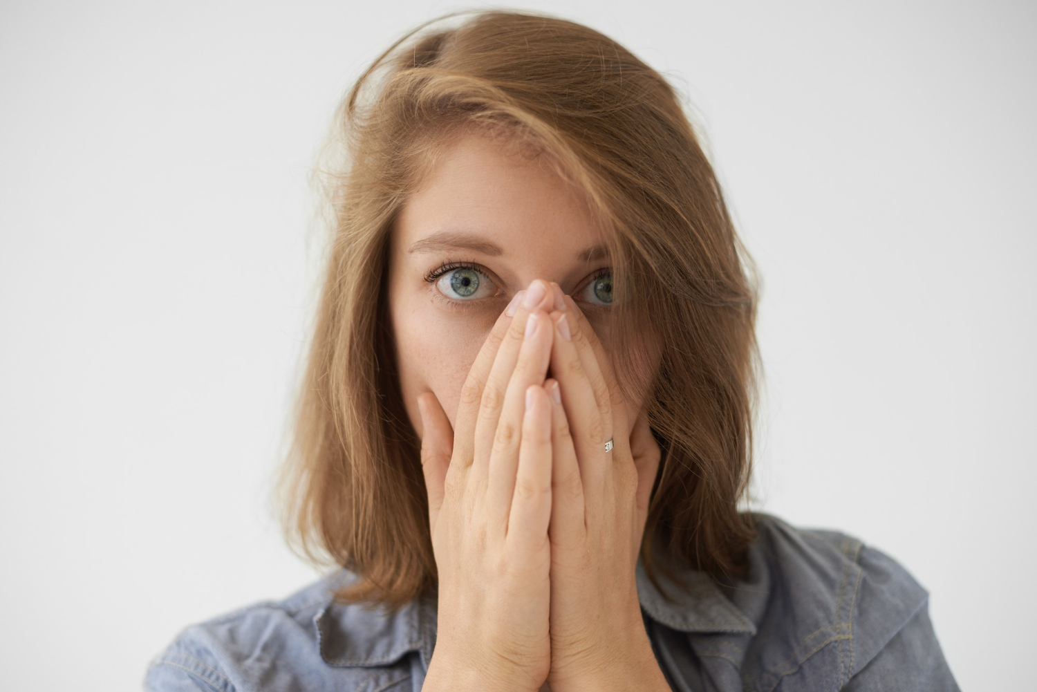 Eine erschütterte Frau | Quelle: Freepik