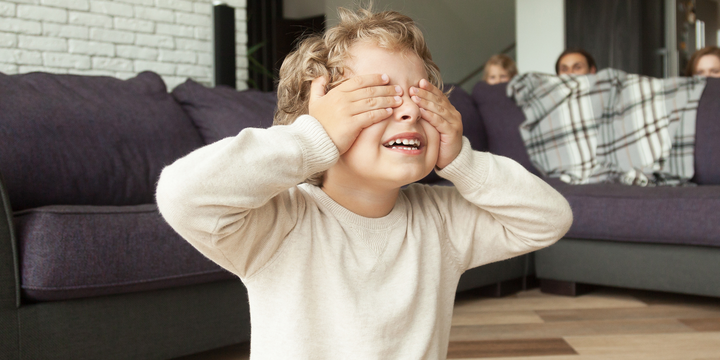 Ein Kind, das seine Augen bedeckt | Quelle: Freepik