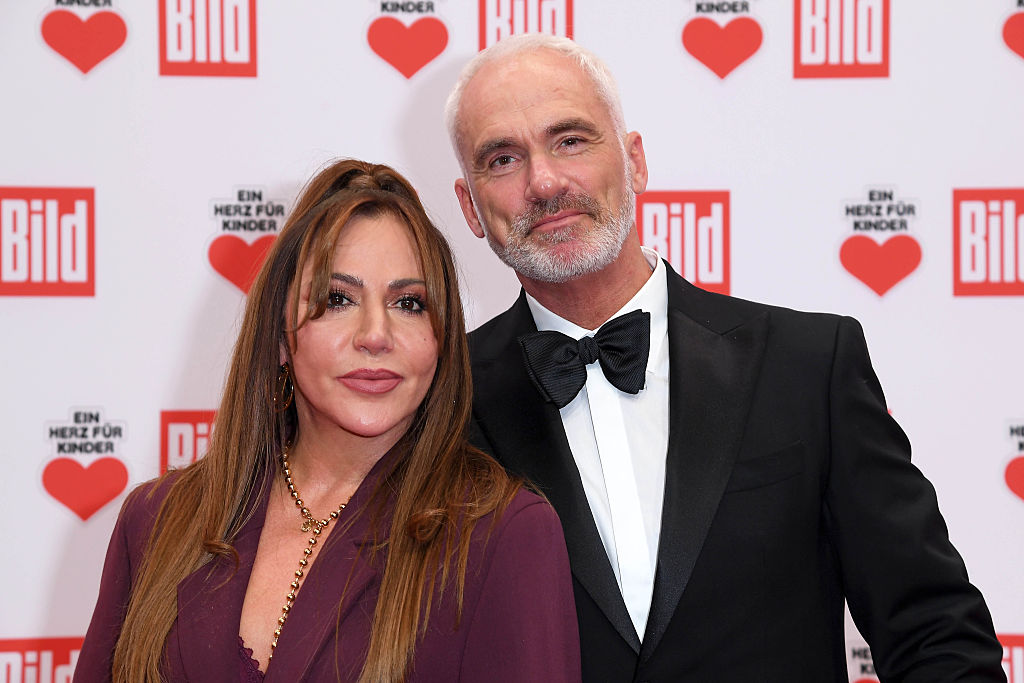 Simone Thomalla und Rene Marchand besuchen die Gala „Ein Herz für Kinder“ im Studio Berlin Adlershof am 6. Dezember 2025 in Berlin, Deutschland | Quelle: Getty Images