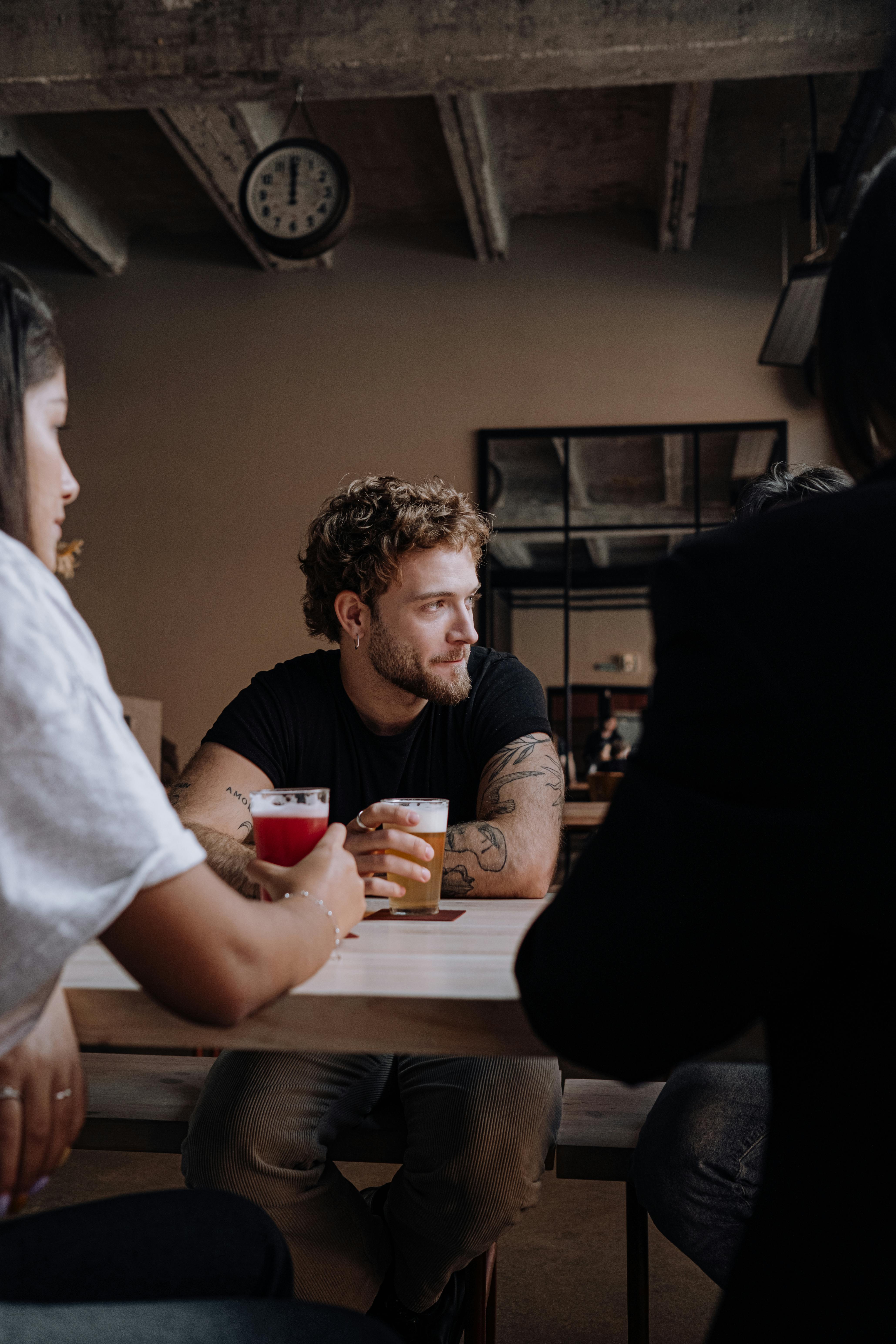 Ein Mann in einer Bar | Quelle: Pexels