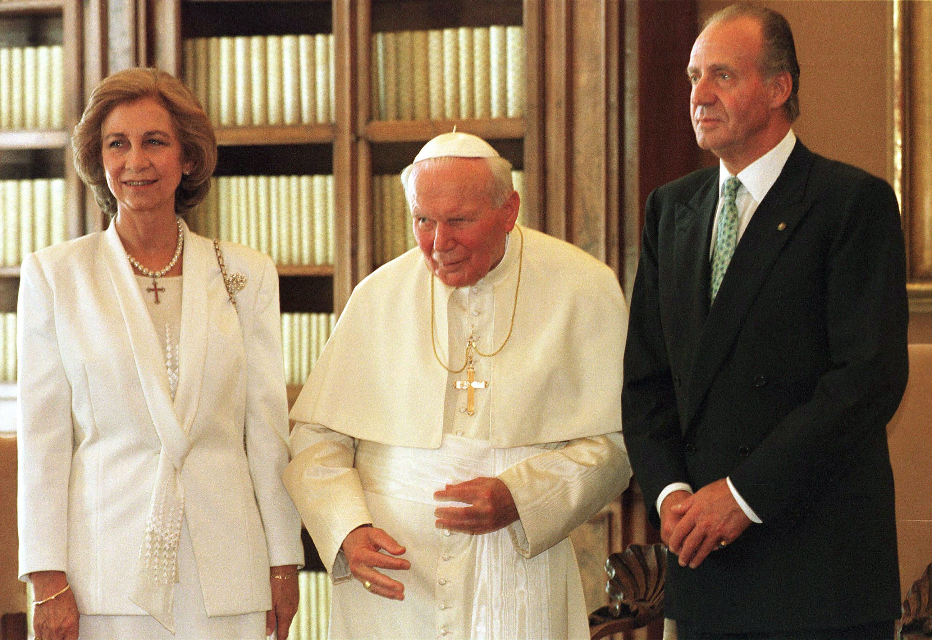 Papst Johannes Paul II. trifft Königin Sofia und König Juan Carlos von Spanien in seiner Privatbibliothek im Apostolischen Palast am 29. September 1998 in Vatikanstadt, Vatikan | Quelle: Getty Images