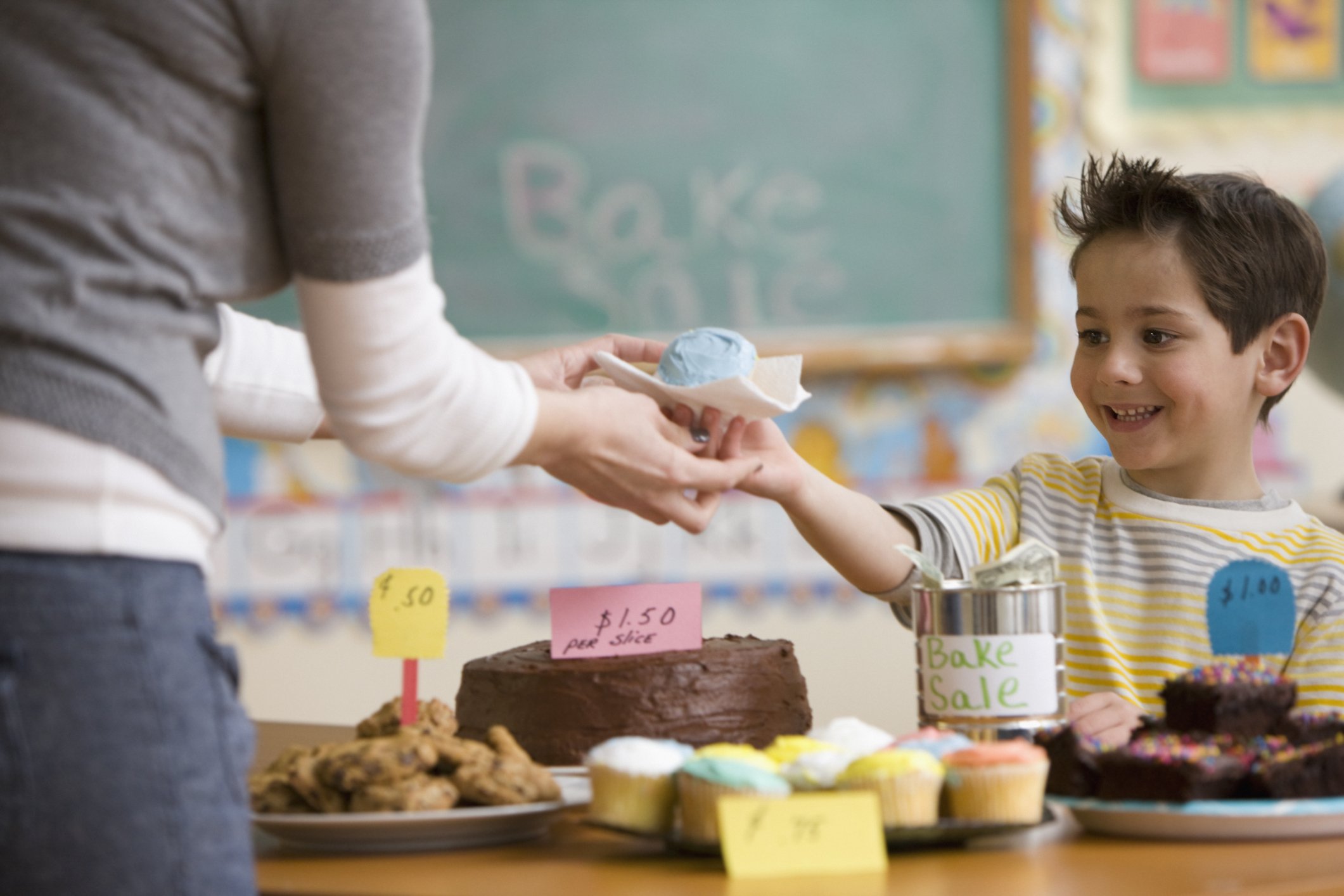 Junge kauft einen Cupcake beim Kuchenverkauf I Quelle: Getty Images