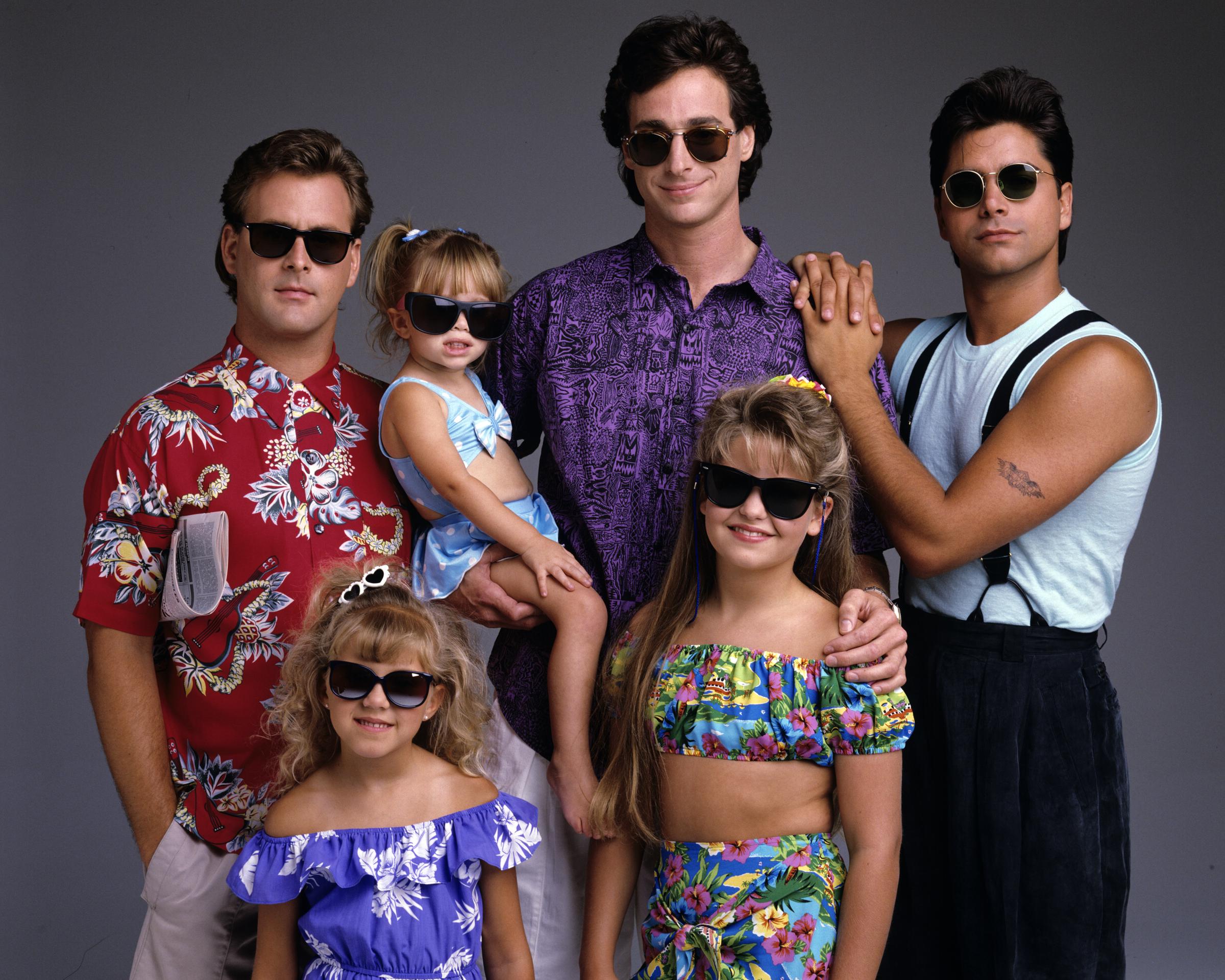 Die Familie Tanner wirkte in den späteren Staffeln von „Full House“ unzertrennlich, doch nach dem Ende der Sitcom schlugen die Darsteller schließlich ganz unterschiedliche Wege ein. Der Rückblick auf diese Besetzung lässt ein kürzlich stattgefundenes Familientreffen noch bedeutungsvoller erscheinen, da sich die Fans fragten, wie sich all die bekannten Gesichter im Laufe der Jahre verändert haben. | Quelle: Getty Images