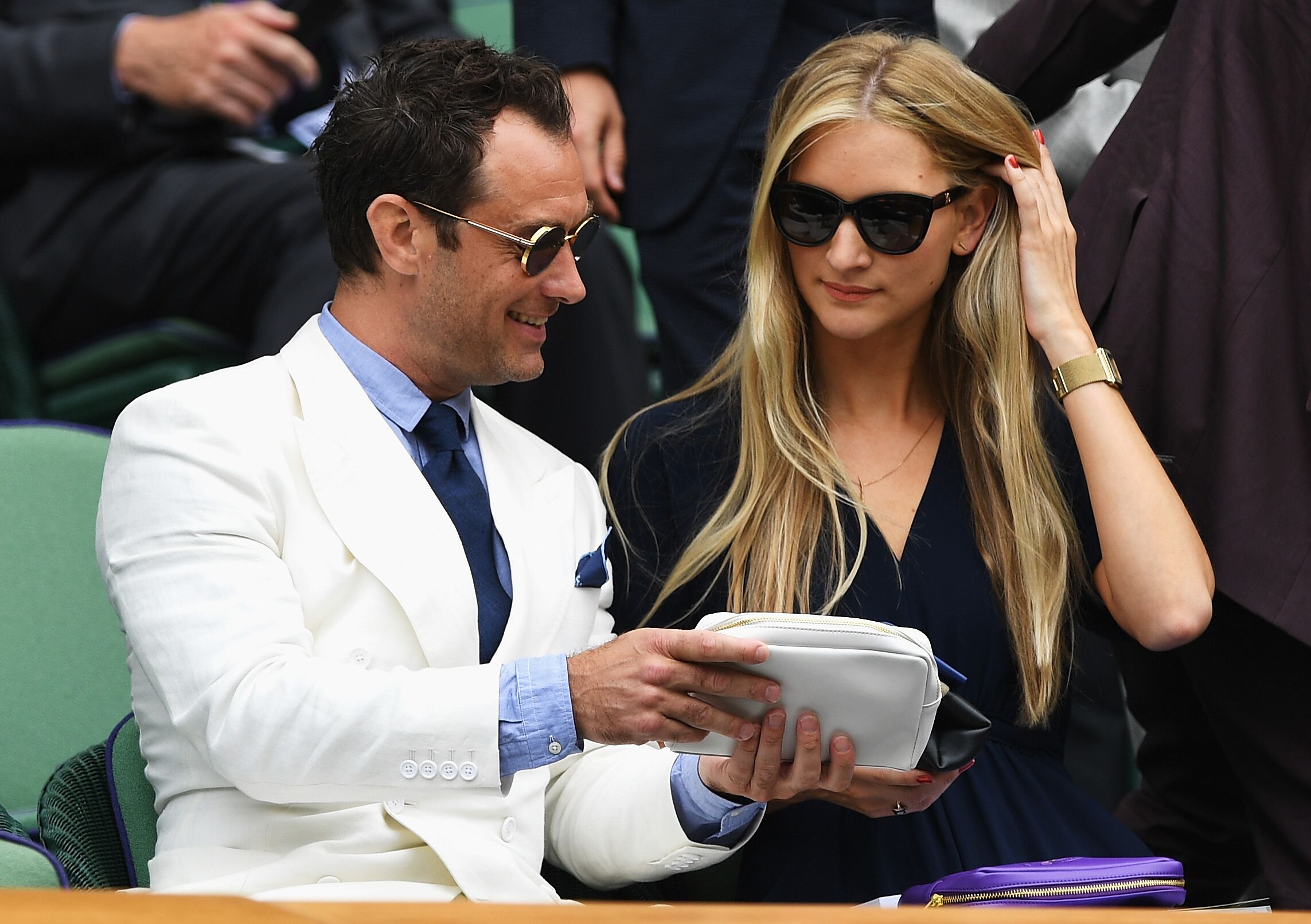 Jude Law und Phillipa Coan im All England Lawn Tennis and Croquet Club am 8. Juli 2016 | Quelle: Getty Images