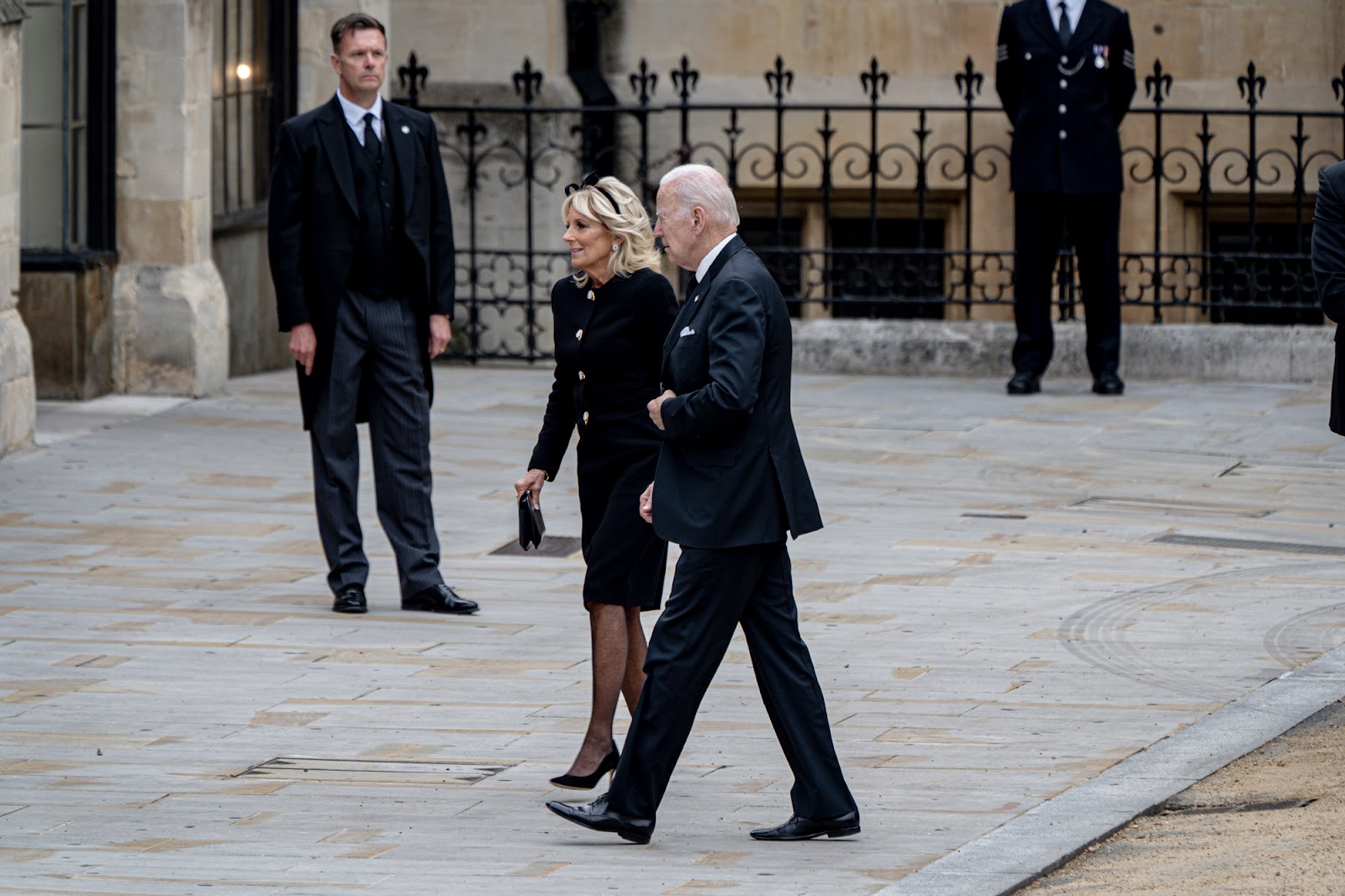 First Lady Jill Biden und US-Präsident Joe Biden bei der Beerdigung von Königin Elisabeth II. am 19. September 2022 in London, England. | Quelle: Getty Images