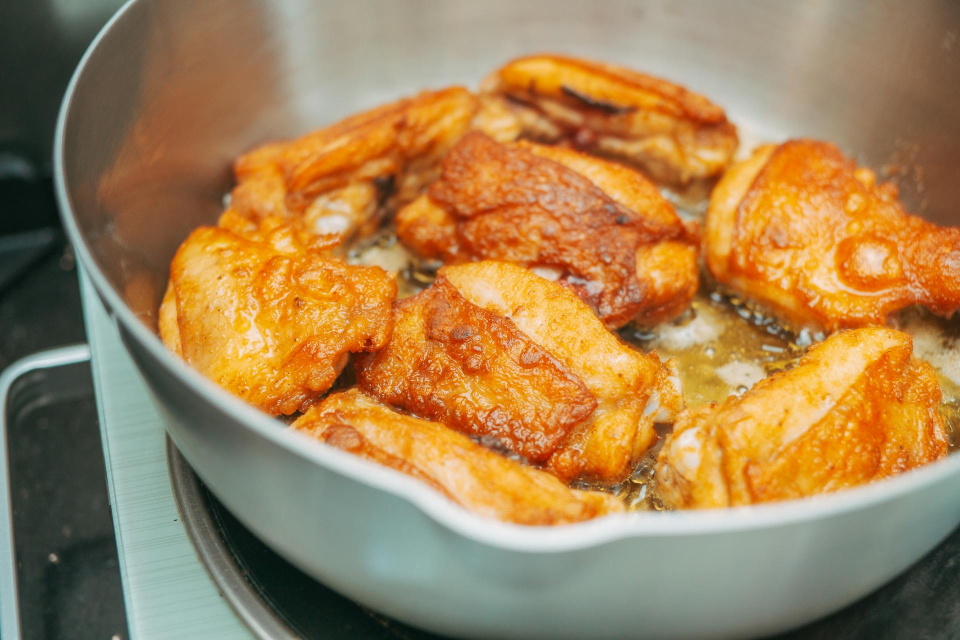 Huhn in einer Pfanne | Quelle: Pexels