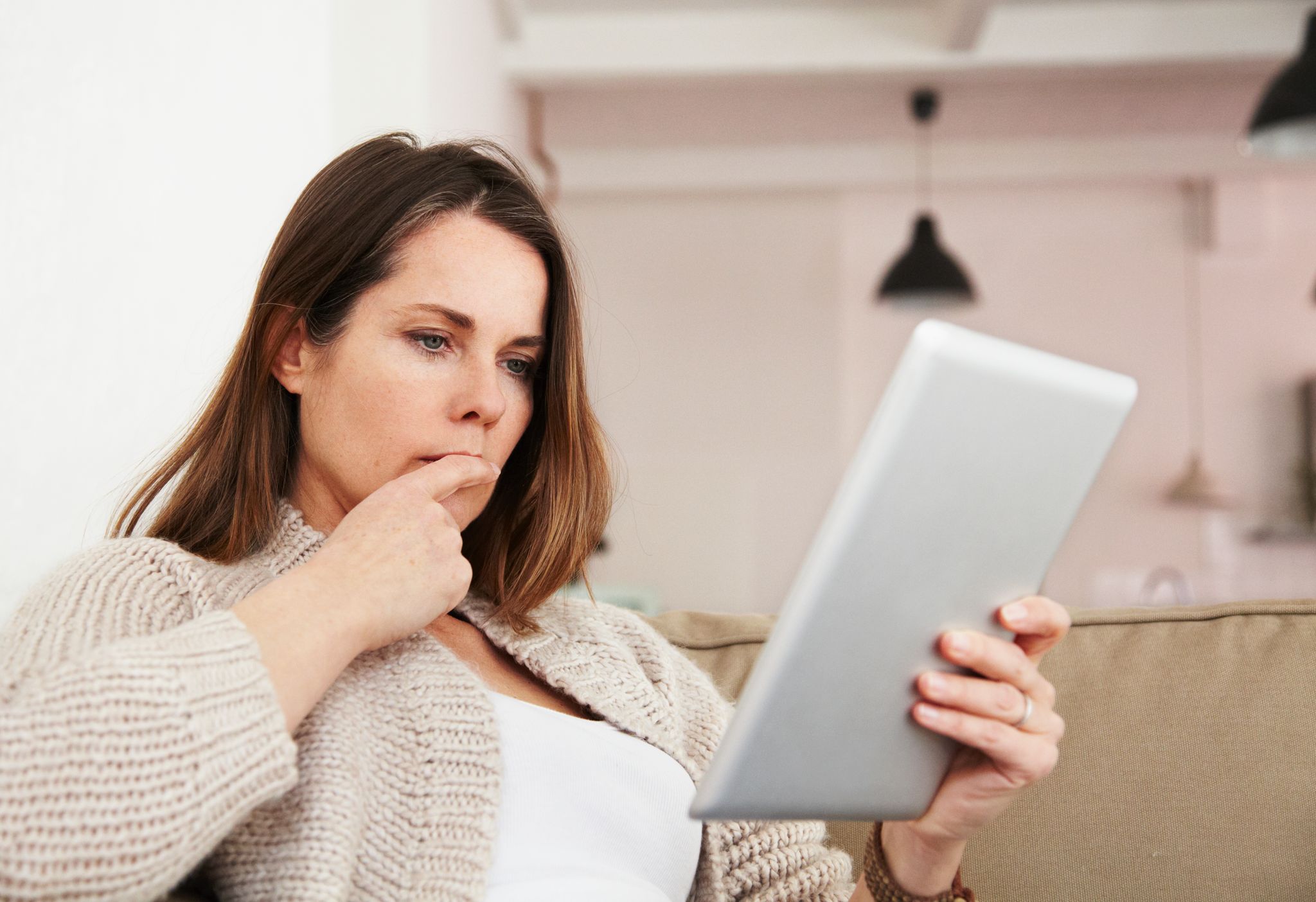 Eine Frau schaut auf ihr Tablet | Quelle: Getty Images