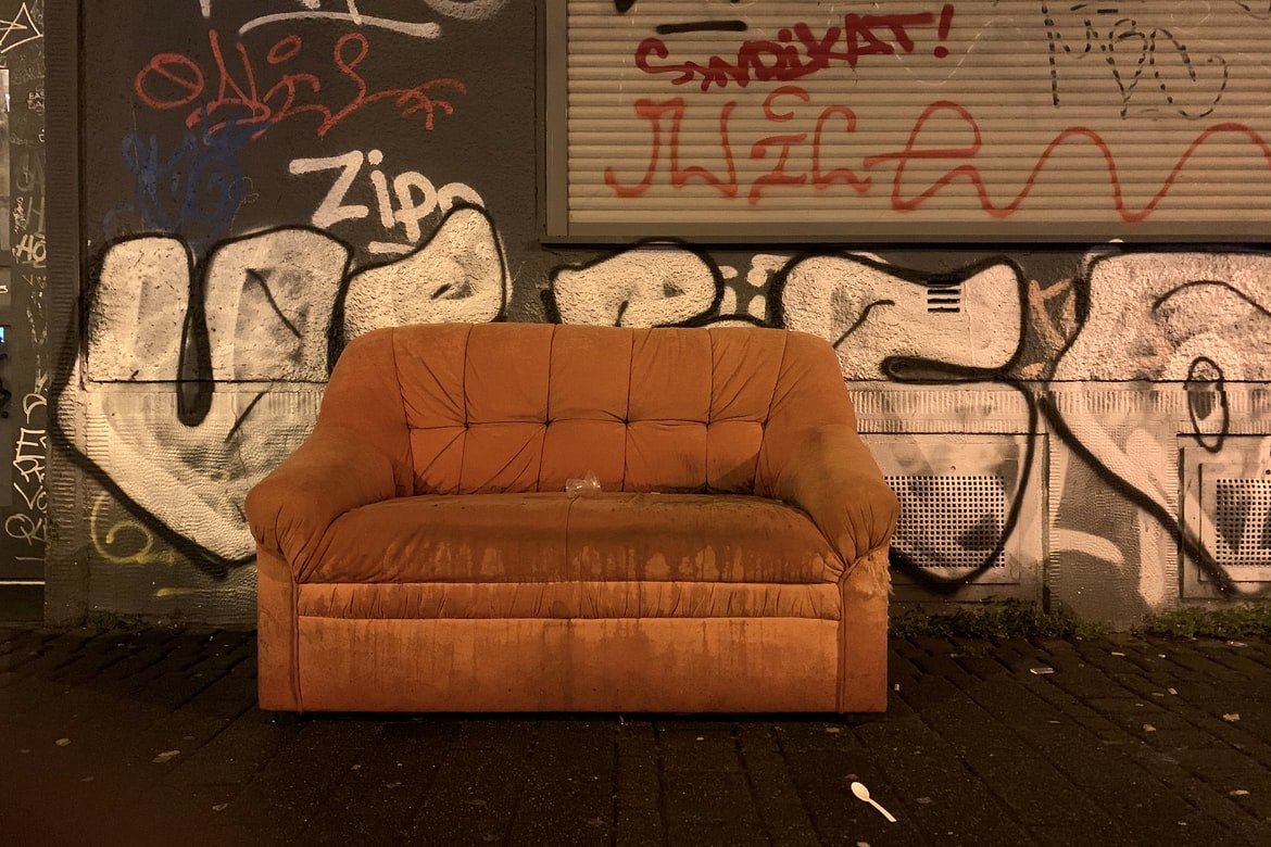 Das einzige Möbel war ein hässliches orangefarbenes Sofa | Quelle: Unsplash