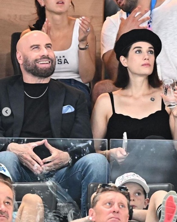 John Travolta und Ella Bleu Travolta bei den Olympischen Spielen 2024 in Paris in der Bercy Arena am 03. August 2024 in Paris, Frankreich. | Quelle: Instagram/justjared