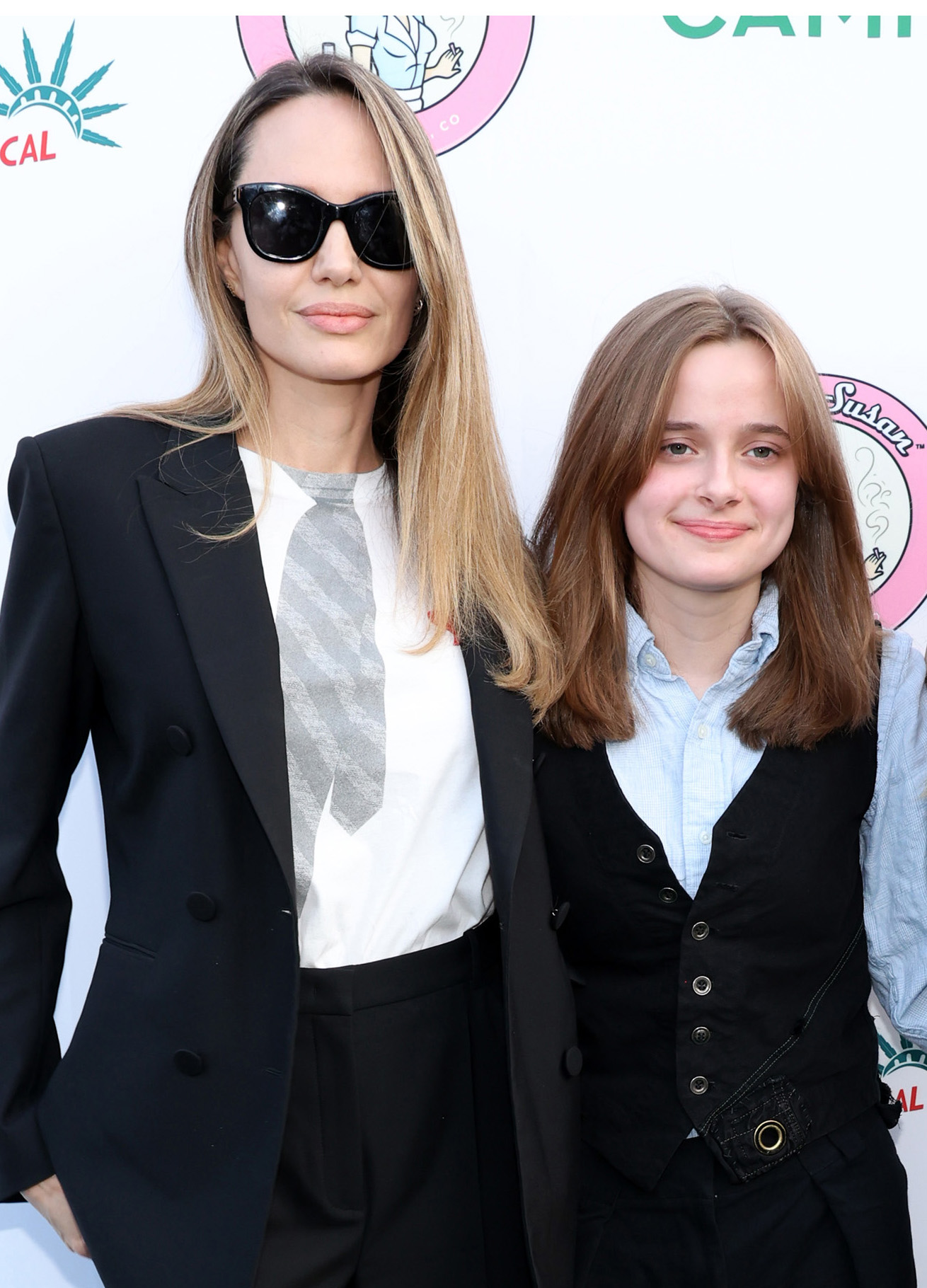 Angelina Jolie und Vivienne Jolie-Pitt besuchen am 30. Mai 2024 die Premiere von „Reefer Madness: The Musical“ im „The Whitley“ in Los Angeles, Kalifornien. | Quelle: Getty Images