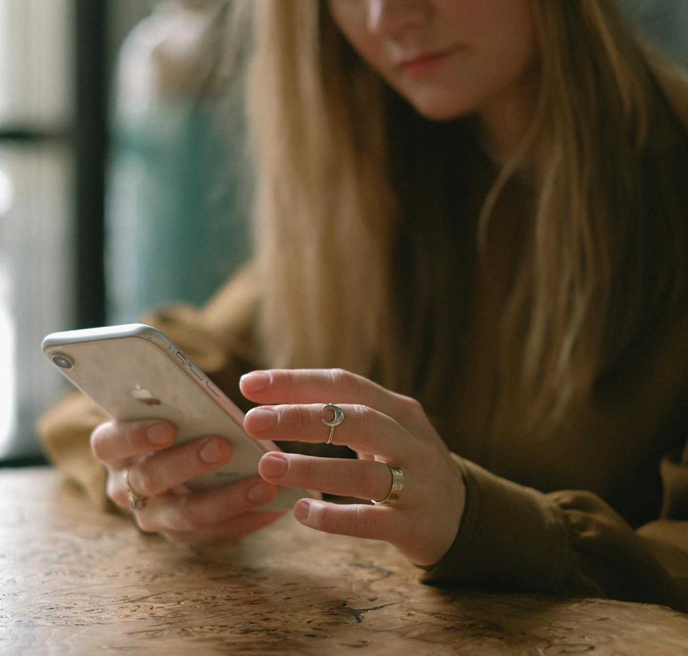 Frau, die ein Mobiltelefon benutzt | Quelle: Pexels