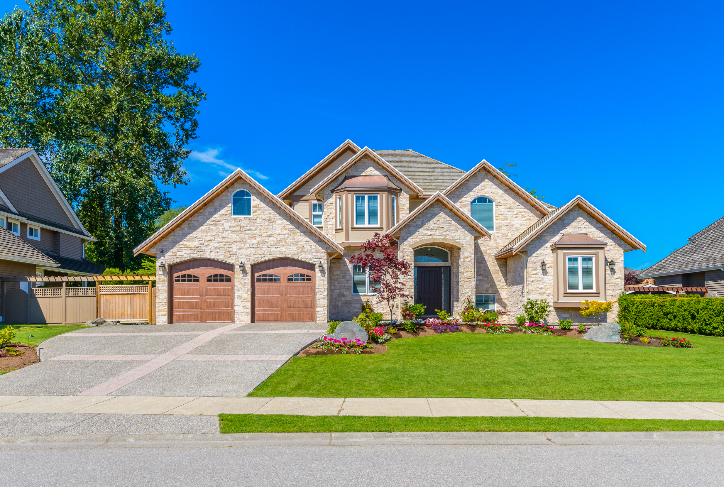 Ein schönes, teuer aussehendes Haus | Quelle: Shutterstock/romakoma