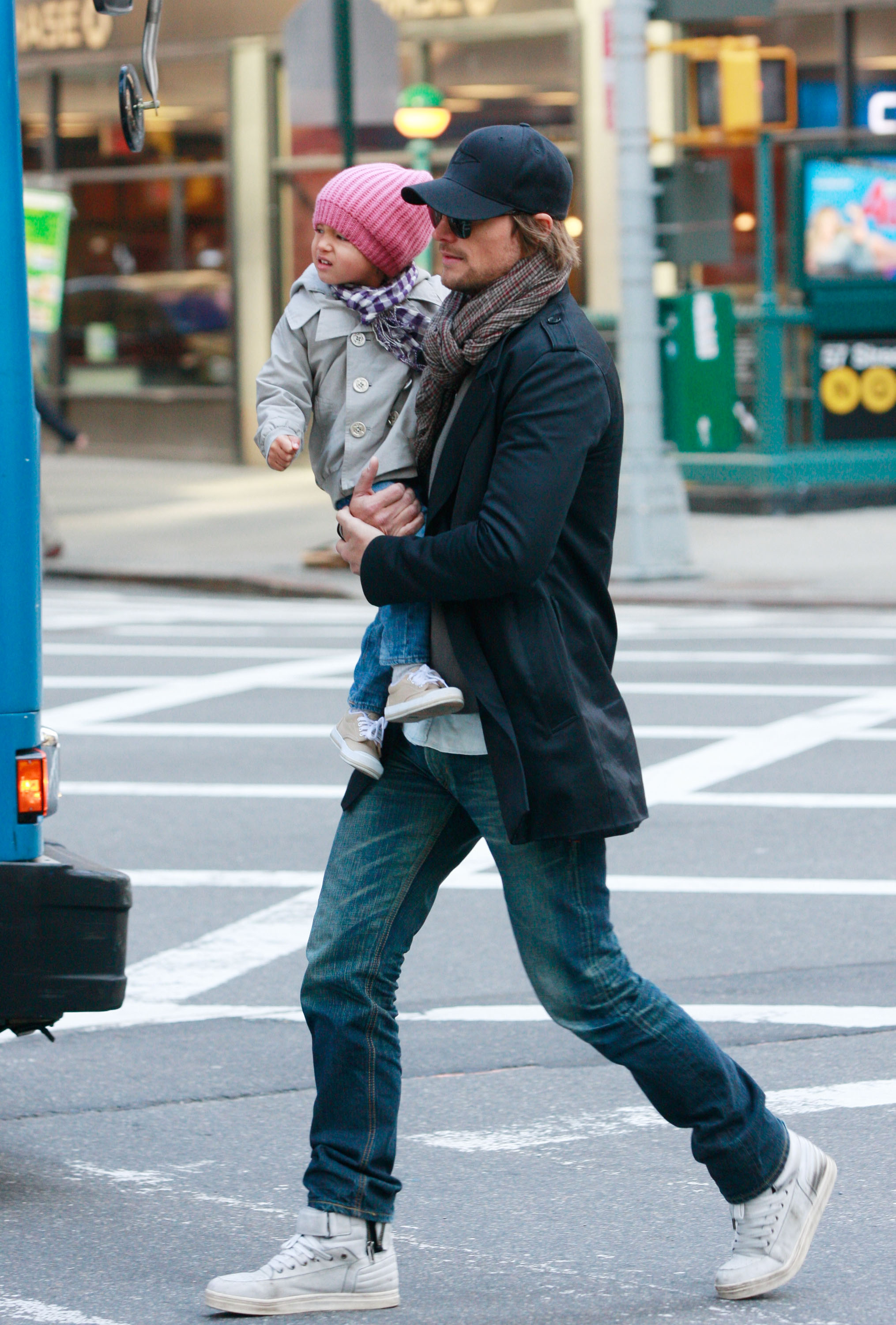 Gabriel Aubry und seine Tochter Nahla Aubry werden am 8. März 2011 in Manhattan gesehen | Quelle: Getty Images