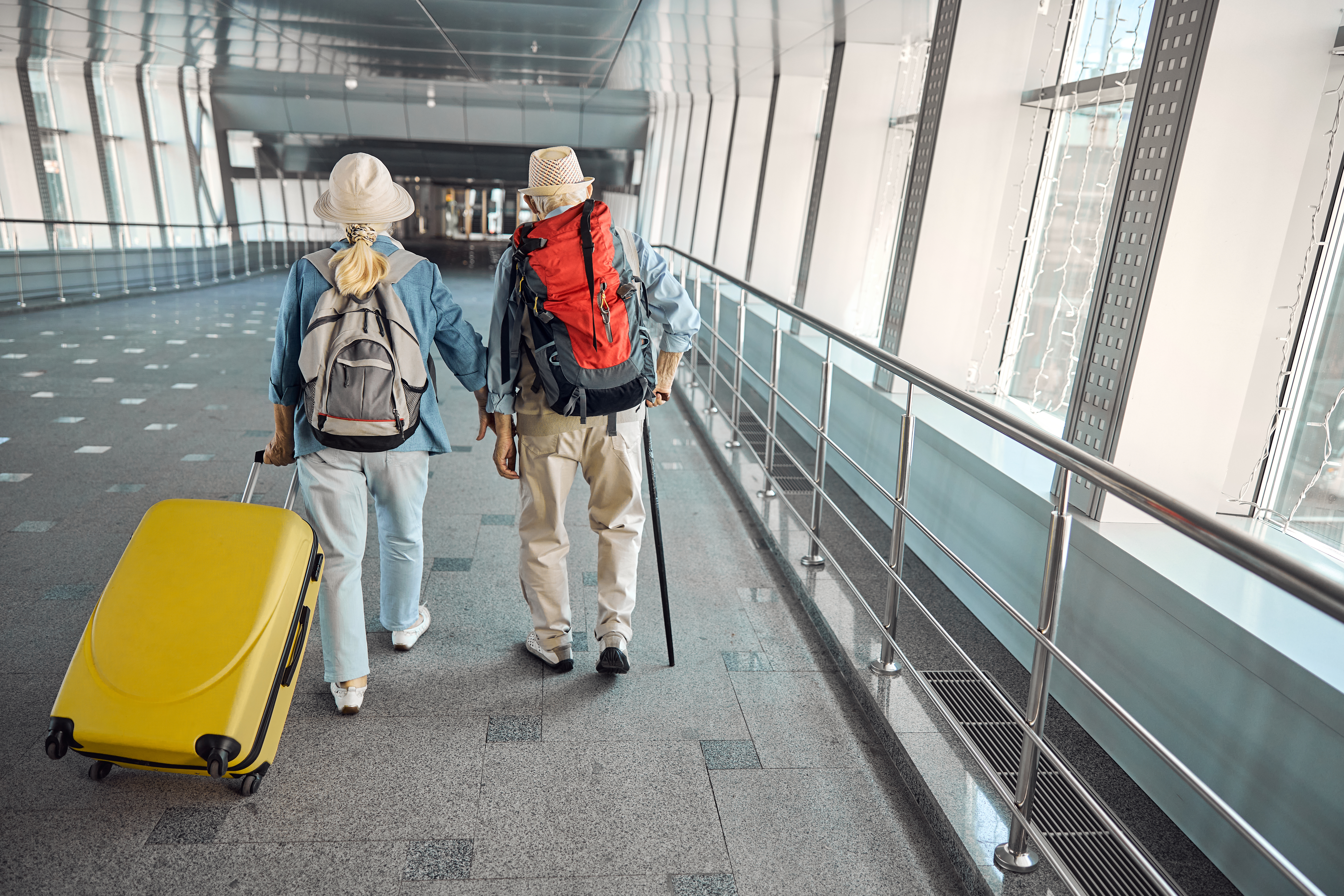 Ein älteres Paar am Flughafen mit ihrem Gepäck | Quelle: Getty Images