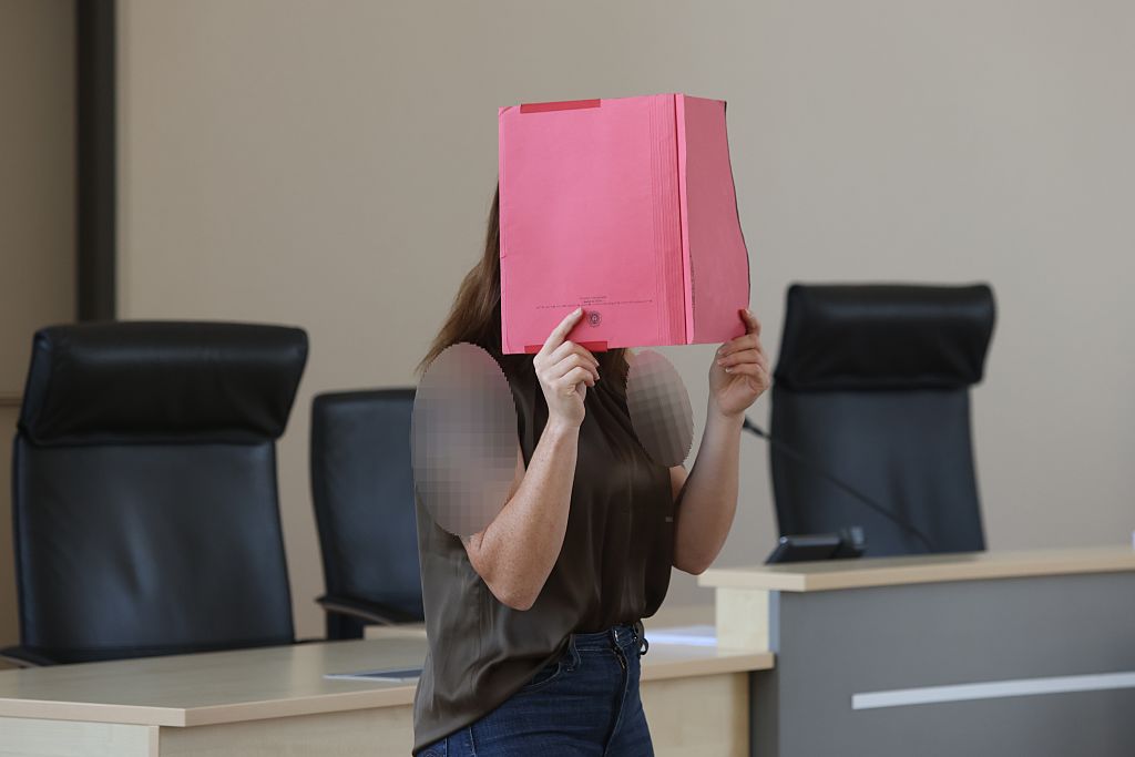 26. Juni 2026, Mecklenburg-Vorpommern, Rostock: Im Prozess wegen des Mordes an Fabian aus Güstrow sitzt der Angeklagte im Gerichtssaal des Landgerichts Rostock. | Quelle: Getty Images