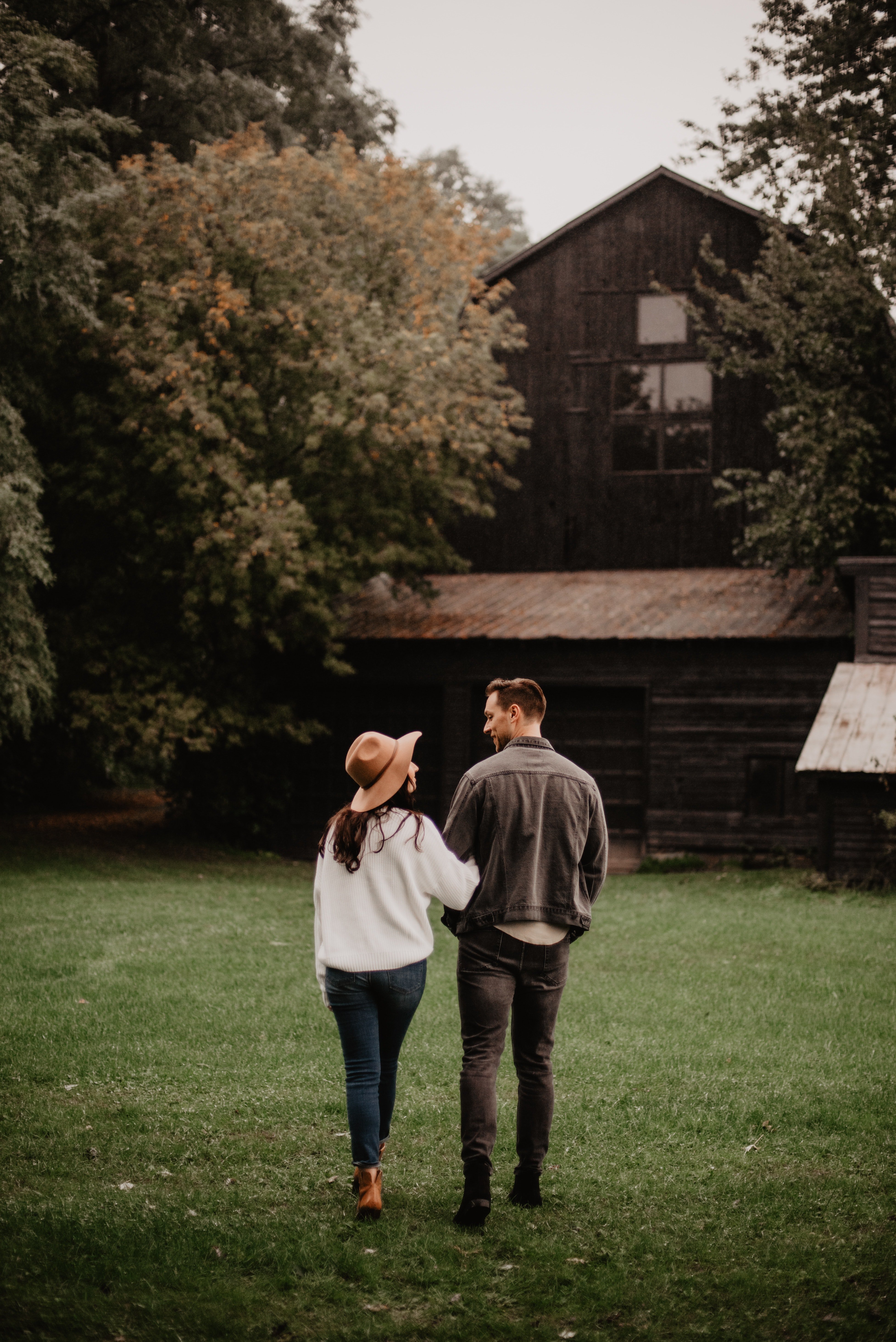 Oliver und Mary fanden schnell ein geeignetes Haus, das mit genügend Platz im Hinterhof für die Farm und den Garten ausgestattet war | Quelle: Pexel