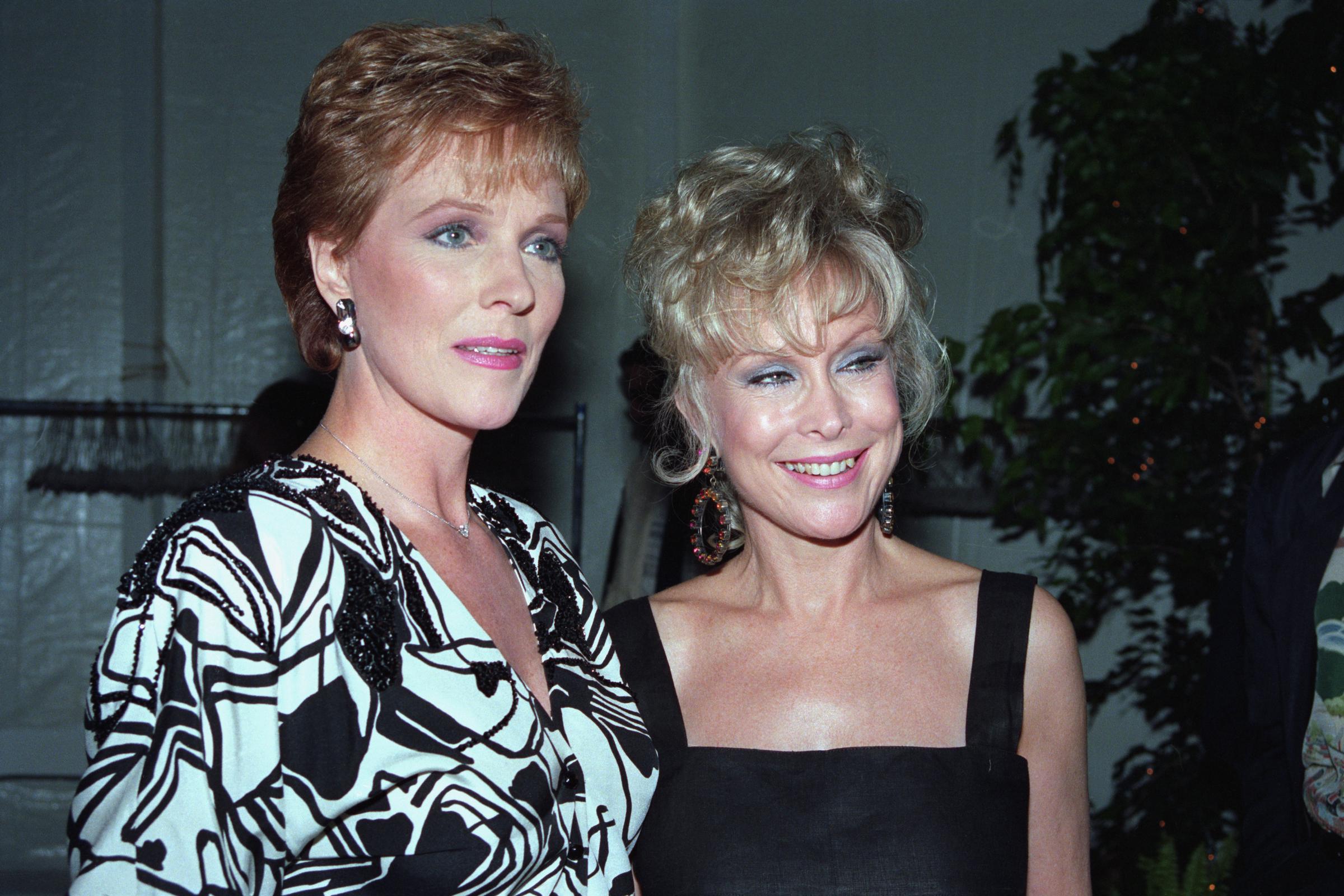 Julie Andrews und Barbara Eden nehmen 1979 am ausverkauften Benefizdinner und der Auktion "Operation California" im Haus von Andrews und Blake Edwards teil. | Quelle: Getty Images