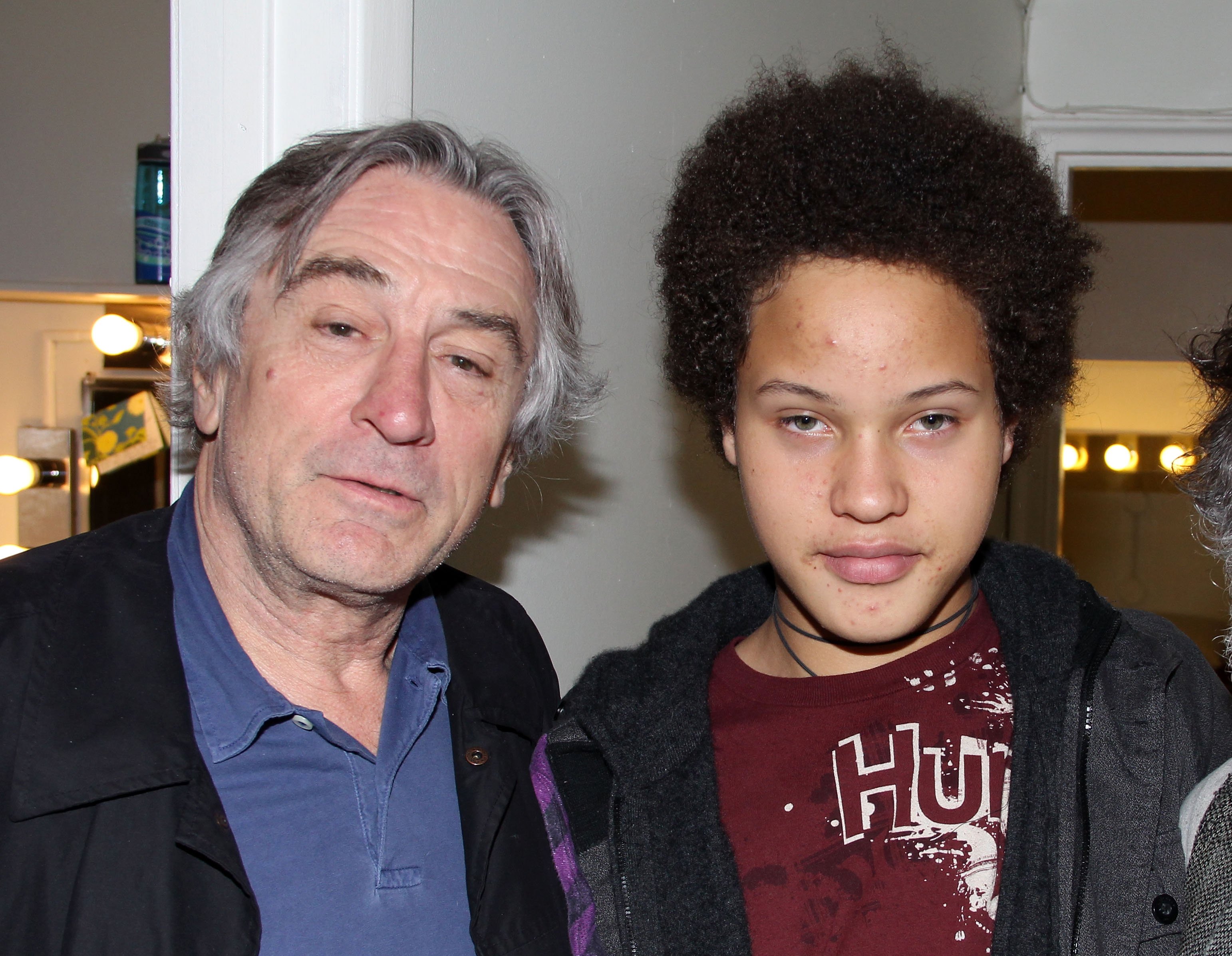 Robert De Niro und Sohn Julian De Niro hinter der Bühne des Erfolgsstücks "Bengalischer Tiger im Zoo von Bagdad" am Broadway am 24. April 2011 in New York City. | Quelle: Getty Images