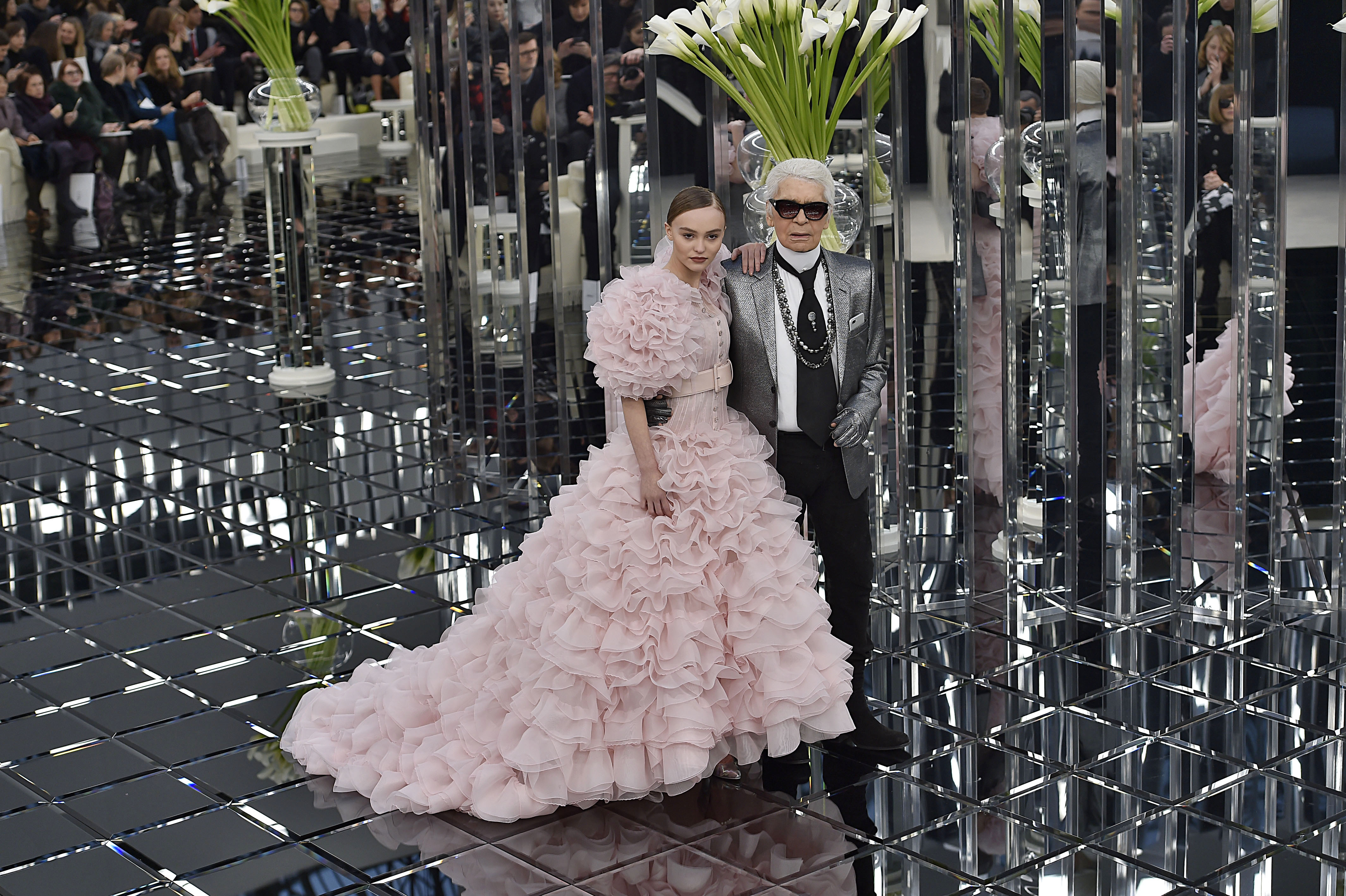 Lily-Rose Depp und Karl Lagerfeld am 24. Januar 2017 in Paris, Frankreich | Quelle: Getty Images