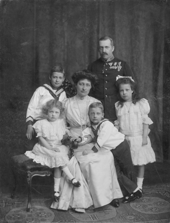 Erzherzogin Rosa (links) mit ihren Eltern und Geschwistern Gottfried, Georg und Helene, um 1909 | Quelle: Wikimedia Commons Images/ Public domain
