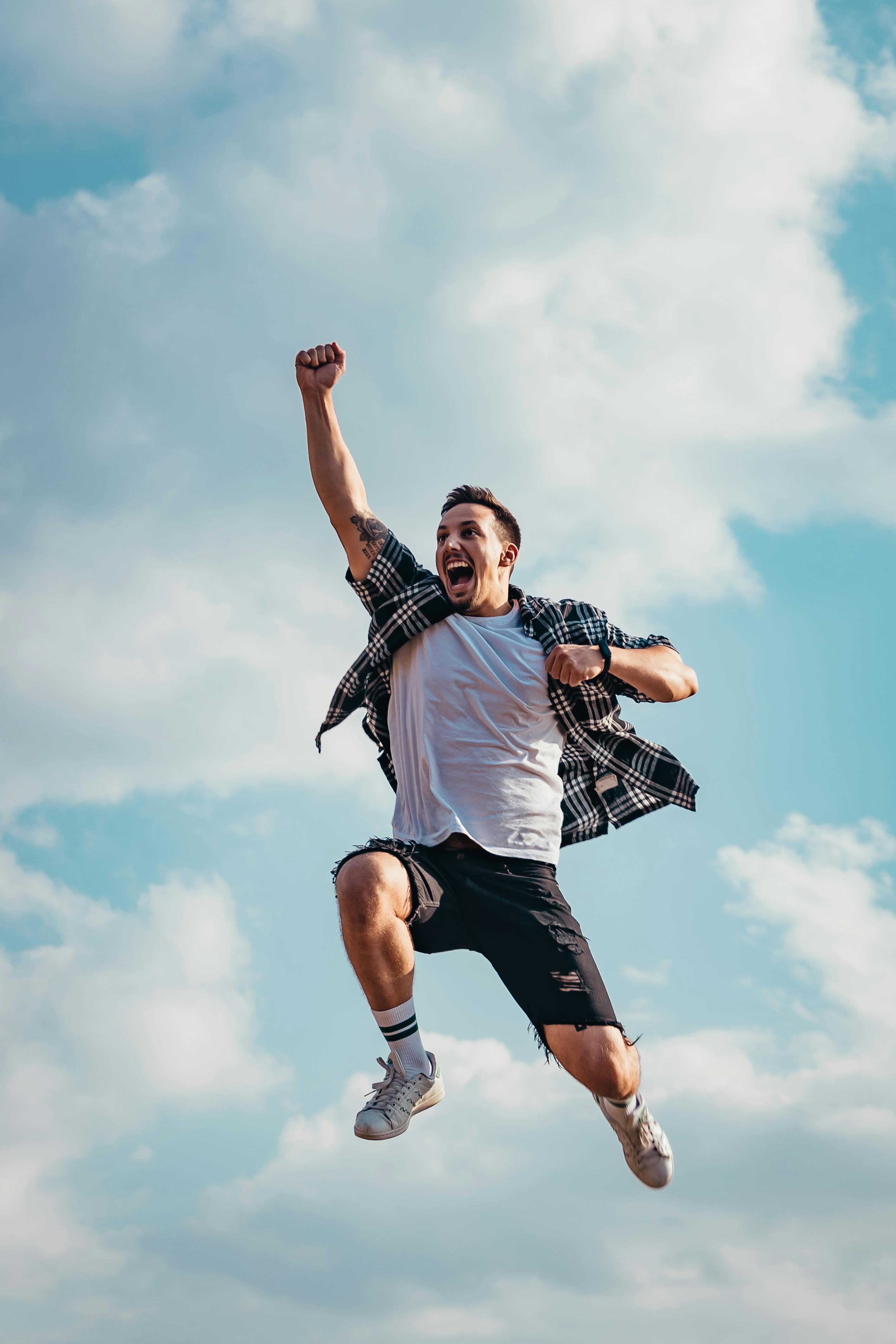 Ein freudig springender Mann | Quelle: Pexels