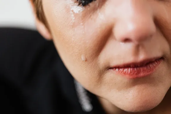 Die Mutter weinte und versuchte, ihre Tochter zur Vernunft zu bringen. | Quelle: Pexels