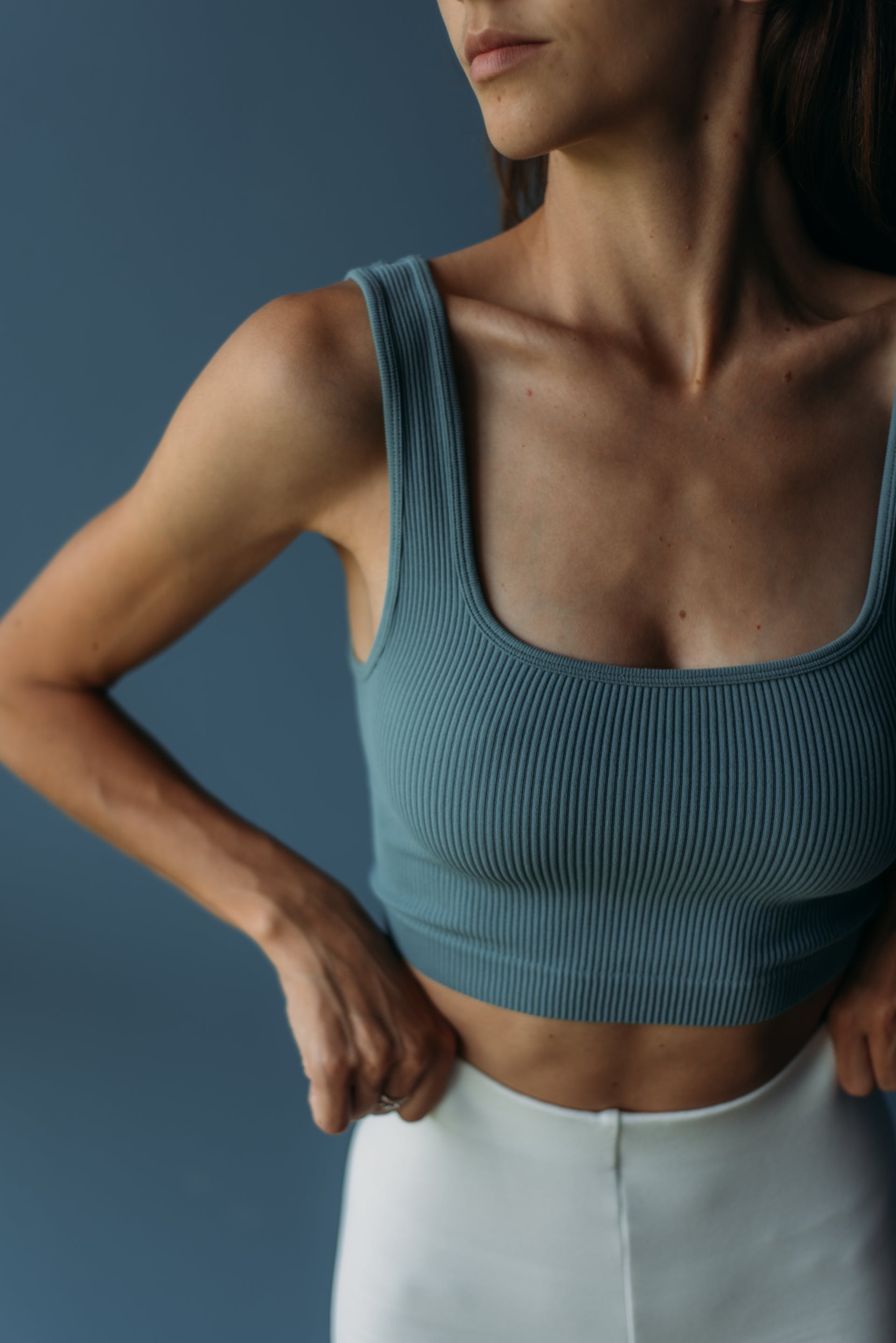 Frau mit flachem Bauch | Quelle: Pexels
