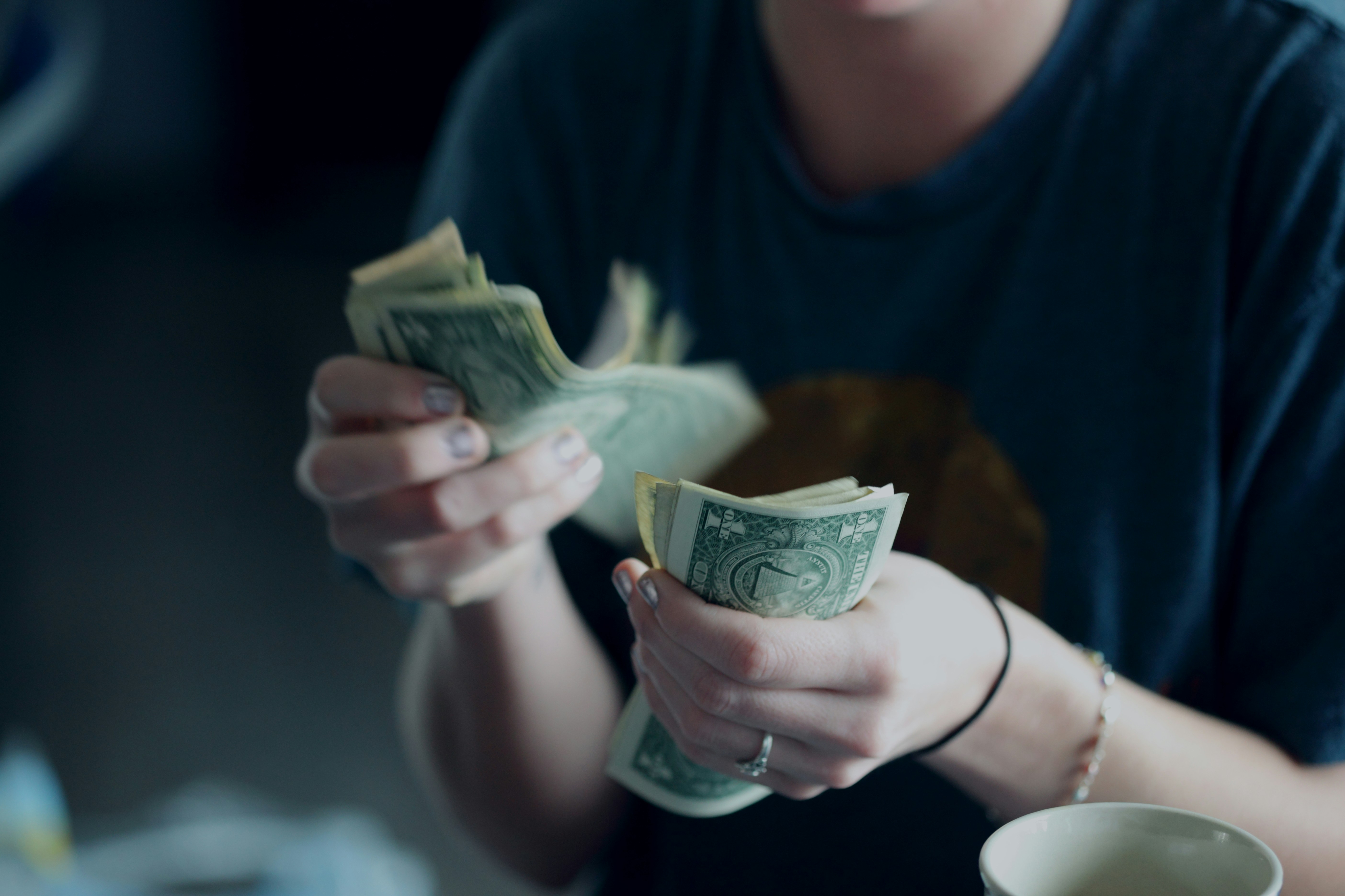 Eine Frau mit Geld in der Hand | Quelle: Pexels