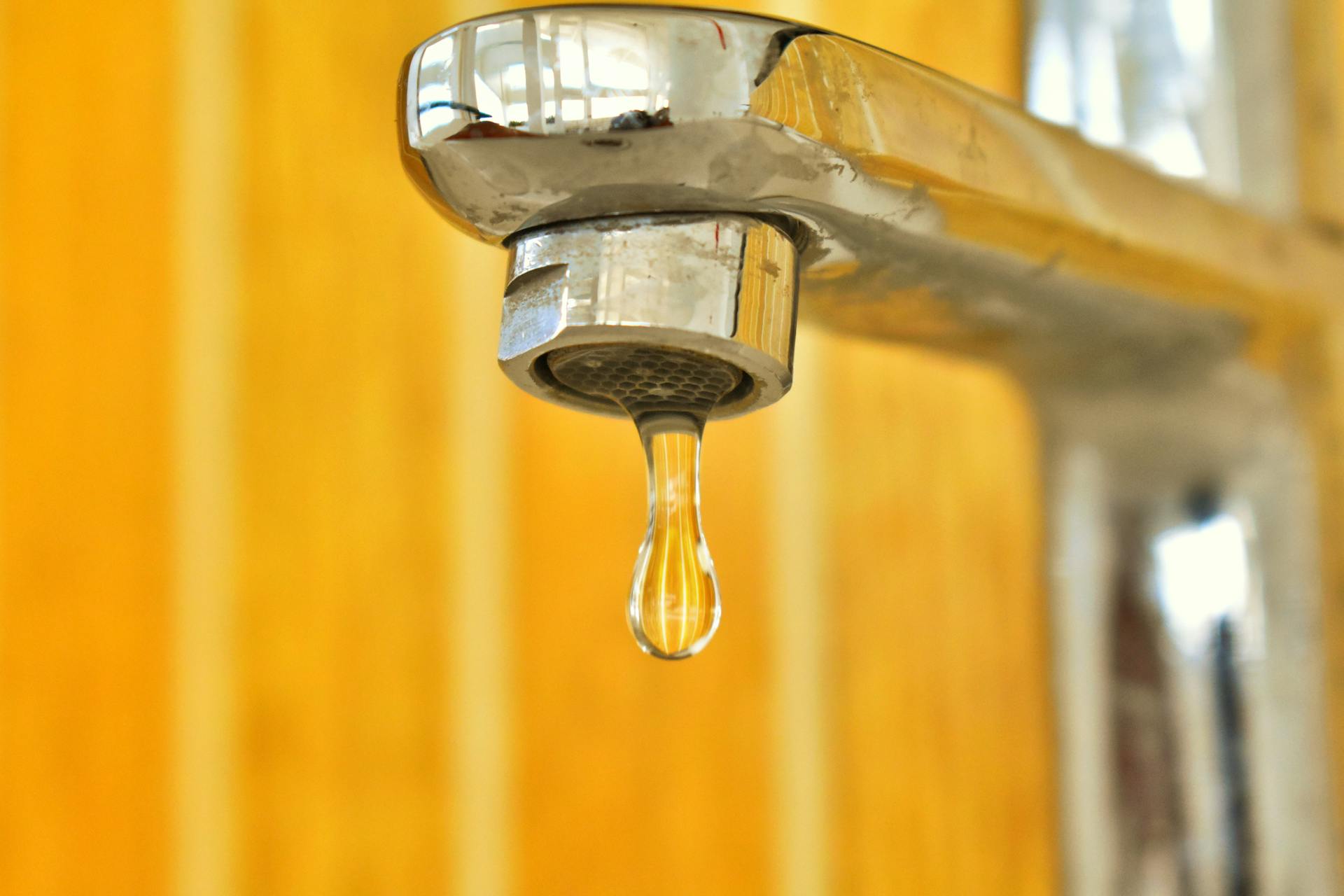Eine Nahaufnahme eines Wasserhahns | Quelle: Pexels