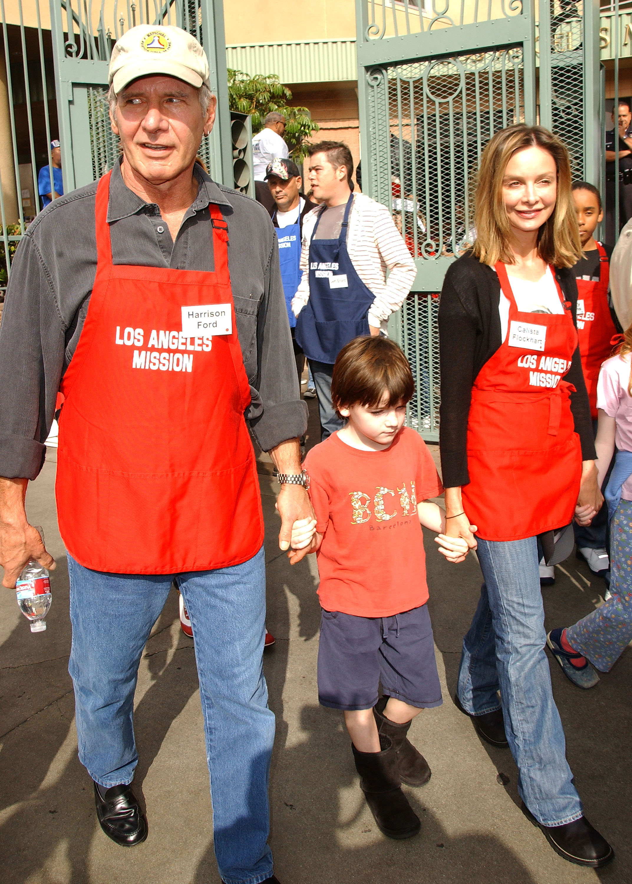 Harrison Ford und Calista Flockhart mit ihrem Sohn Liam servieren den Obdachlosen der Skid Row in der Los Angeles Mission am 21. November 2007 in der Innenstadt von Los Angeles, Kalifornien, ein Thanksgiving-Essen. | Quelle: Getty Images