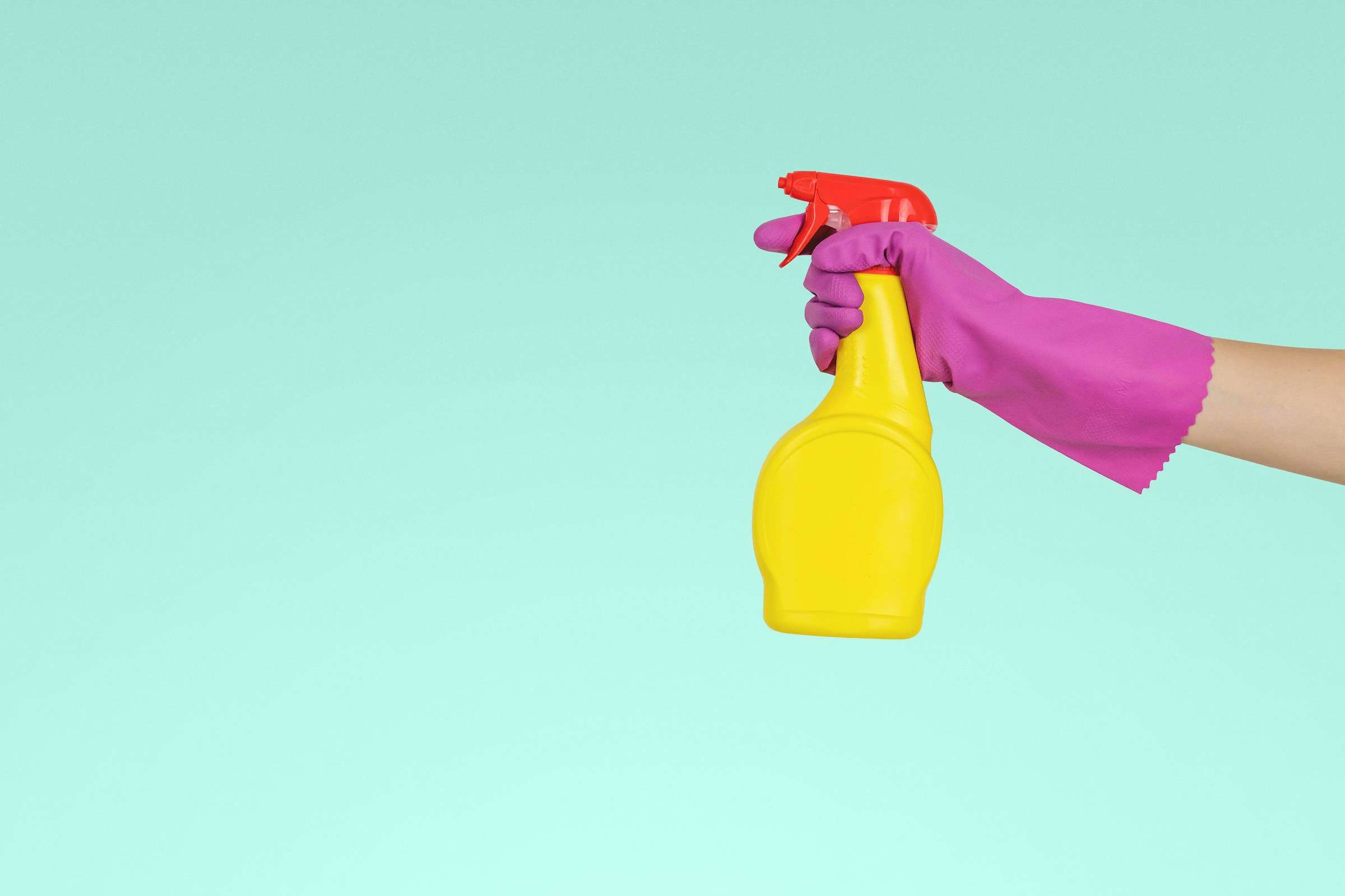 Eine Person hält eine gelbe Sprühflasche | Quelle: Unsplash