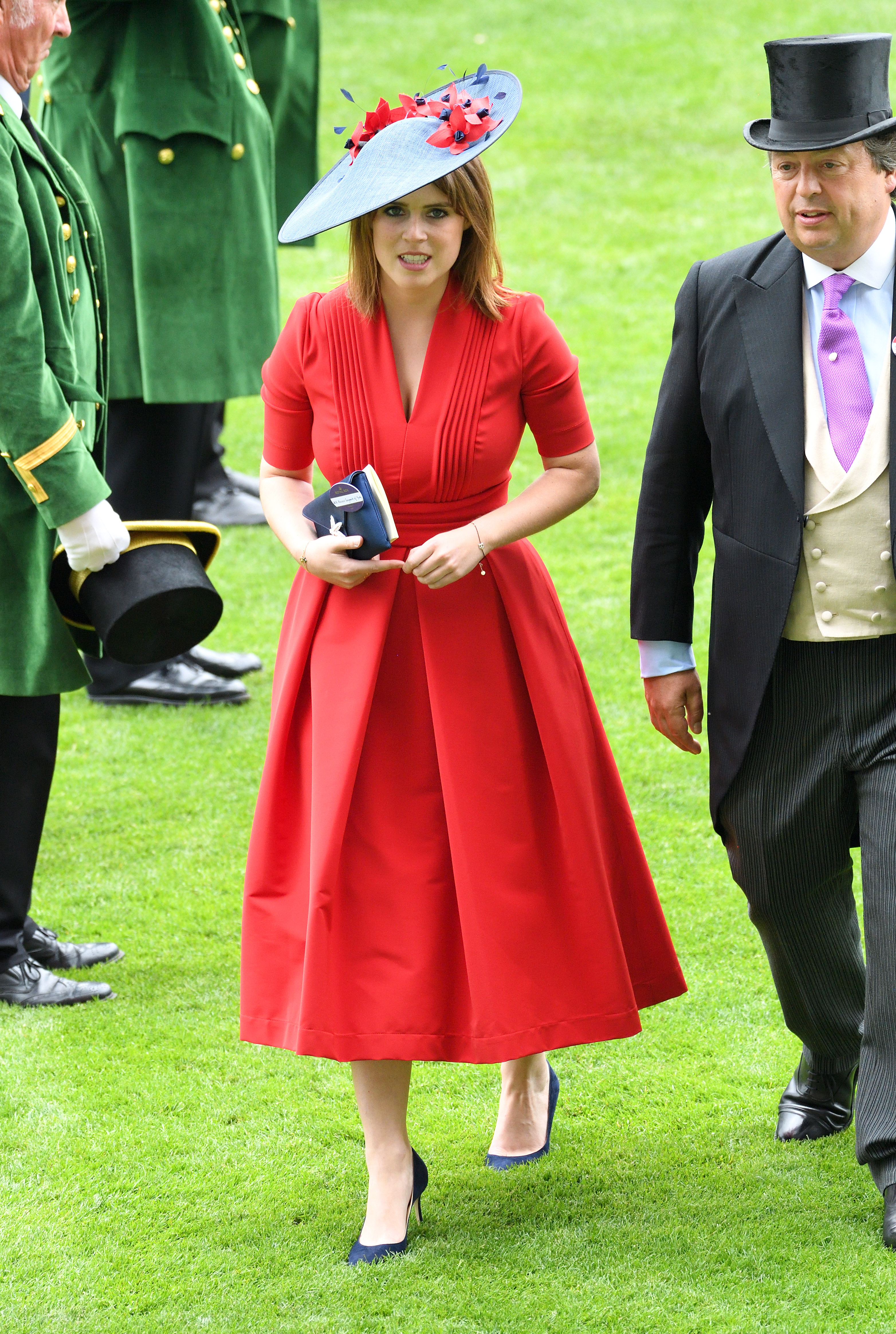 Leuchtende Farben sind nach wie vor ein wiederkehrendes Motiv in Eugenies Modegeschichte, auch wenn sich ihr Gesamtstil gewandelt hat. Gerade diese Bereitschaft, auffällige Outfits zu tragen, lässt ihre jüngste Hinwendung zum Minimalismus besonders auffallen.
