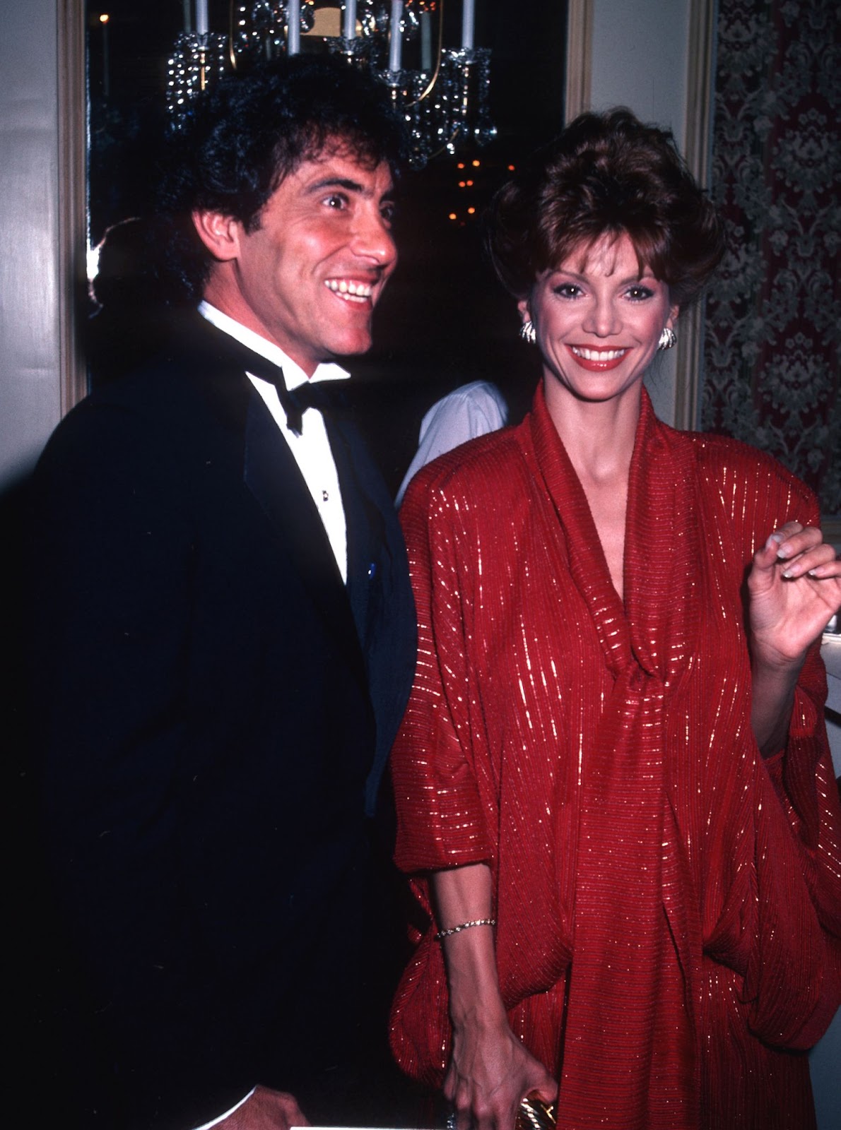 Harry Glassman und Victoria Principal bei der Tom Bradley Scholarship Endowement am 18. Mai 1983 in Beverly Hills, Kalifornien. | Quelle: Getty Images