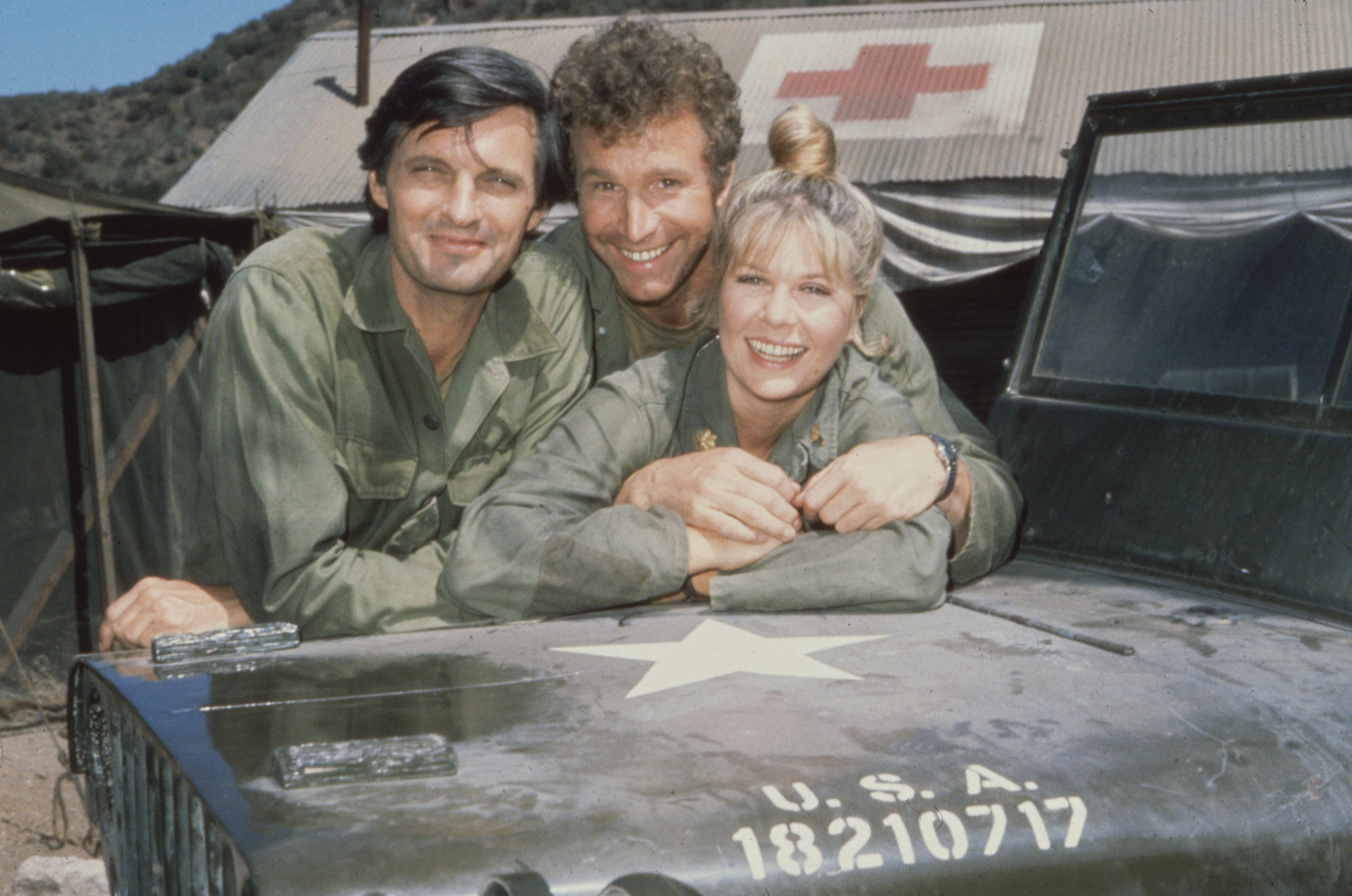 Die amerikanischen Schauspieler Alan Alda als Captain Benjamin Hawkeye Pierce, Wayne Rogers als Captain Trapper John McIntyre und Loretta Swit als Major Margaret Houlihan in der Fernsehserie ‚MASH‘, Kalifornien, 1972 | Quelle: Getty Images