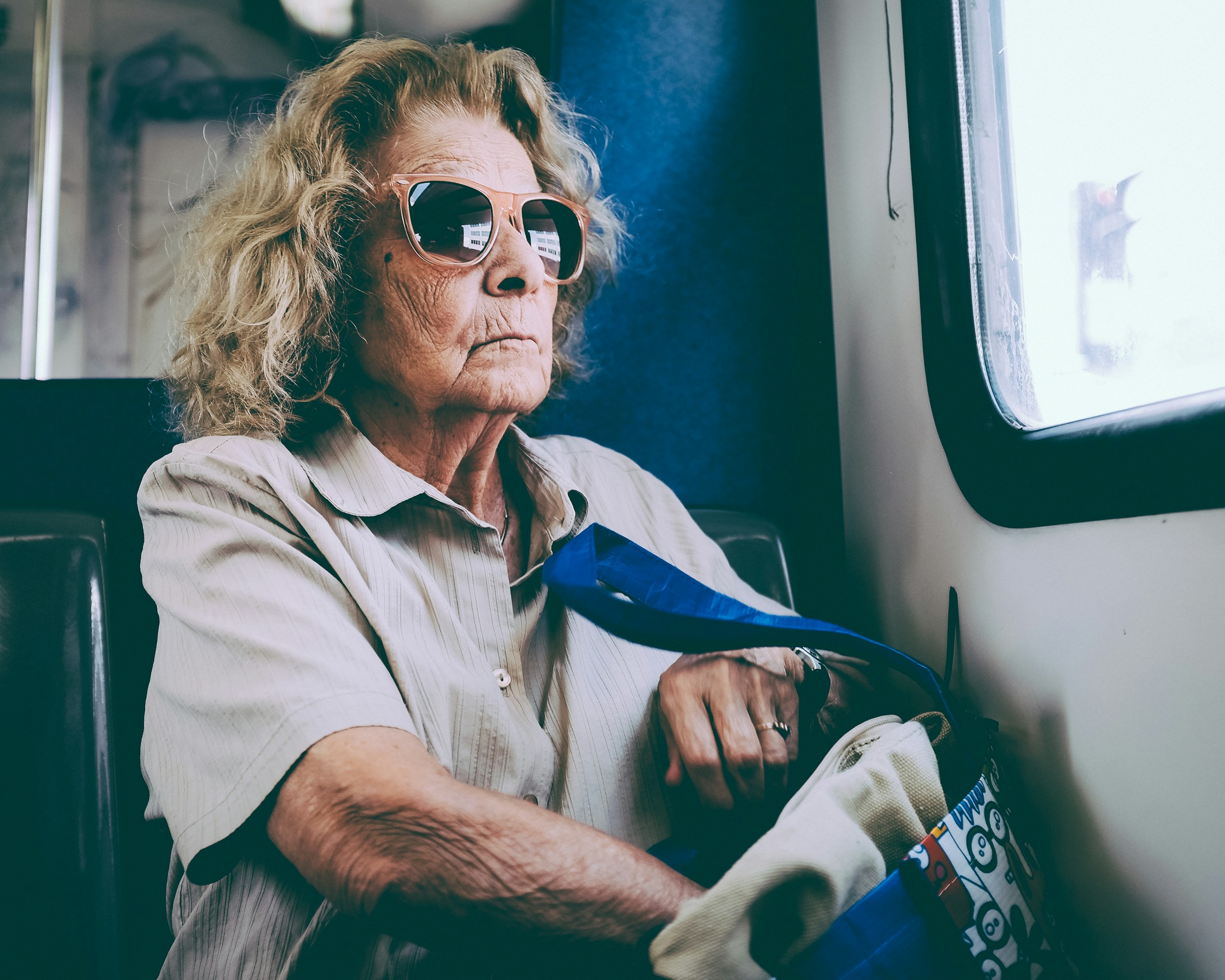 Eine ältere Frau, die in einem Bus reist | Quelle: Unsplash
