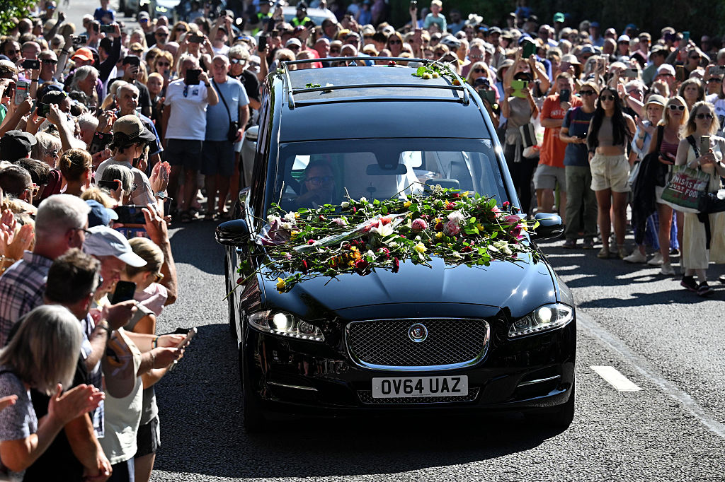 Die Menschen säumten die Straßen, als sich der Trauerzug am 15. August 2026 in Swansea, Wales, von William Pressdee Funeralcare in Richtung Bonnie Tylers Haus in der Mumbles Road bewegte | Quelle: Getty Images