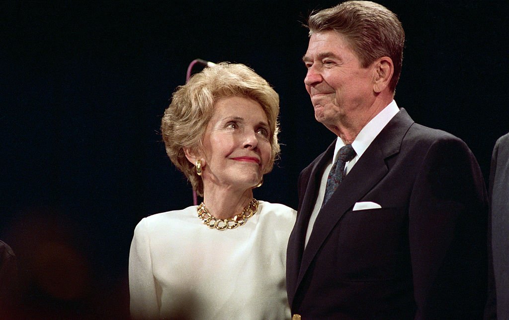 Nancy Reagan blickt mit liebevollen Augen zu ihrem Ehemann, Präsident Reagan, auf, als er hier am 15. August 1988 in New Orleans überraschend eine Party zu Nancys Ehren besucht. | Quelle: Getty Images