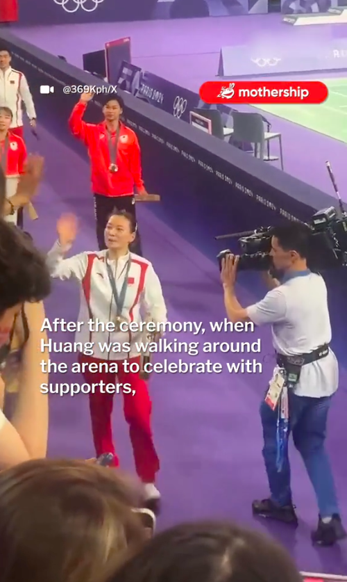 Huang Ya Qiong winkt den Fans während der Olympischen Spiele in Paris zu, gepostet am 3. August 2024 | Quelle: TikTok/mothershipsg